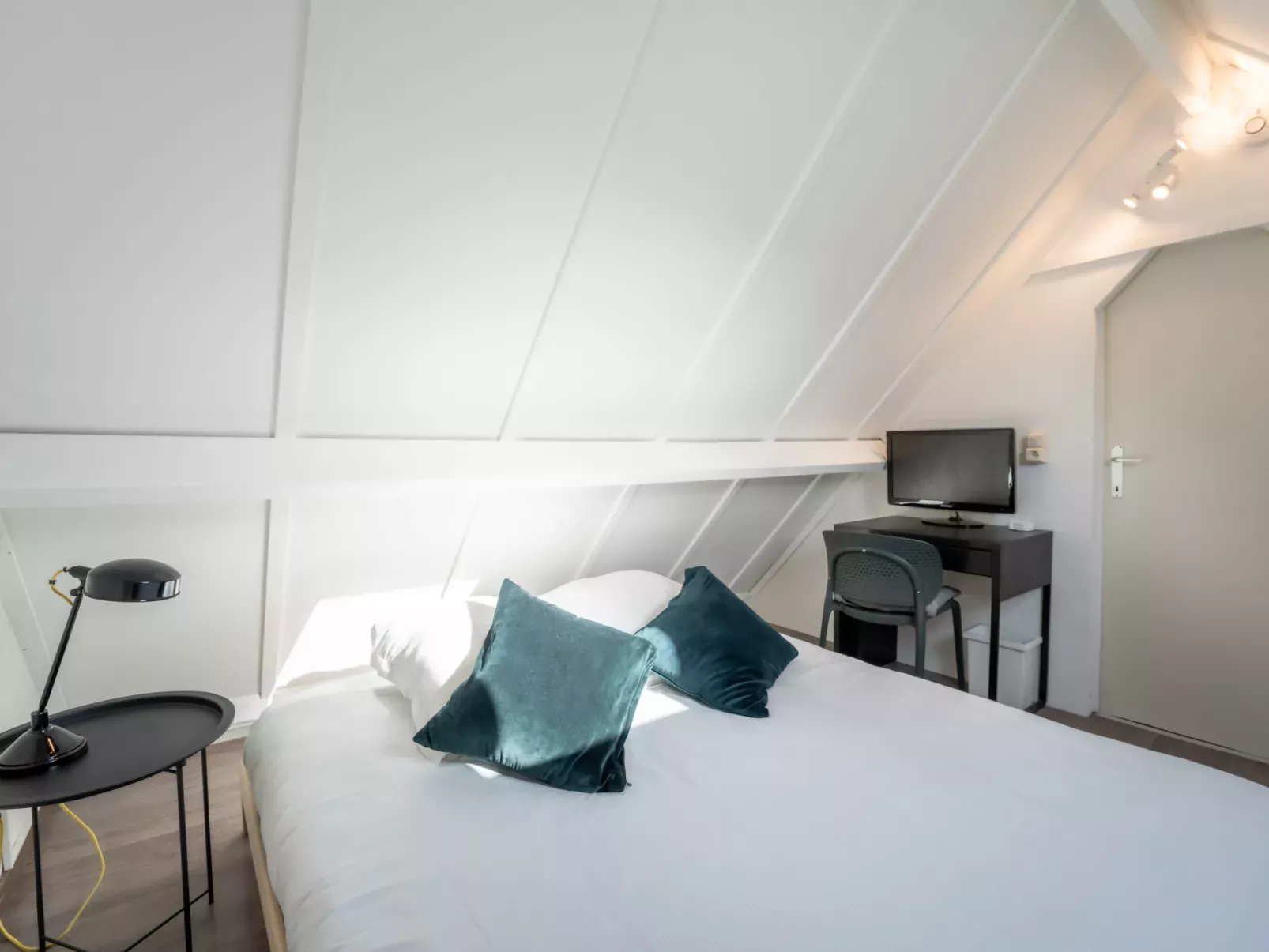 Beluga with parking and shared pool-Binnen