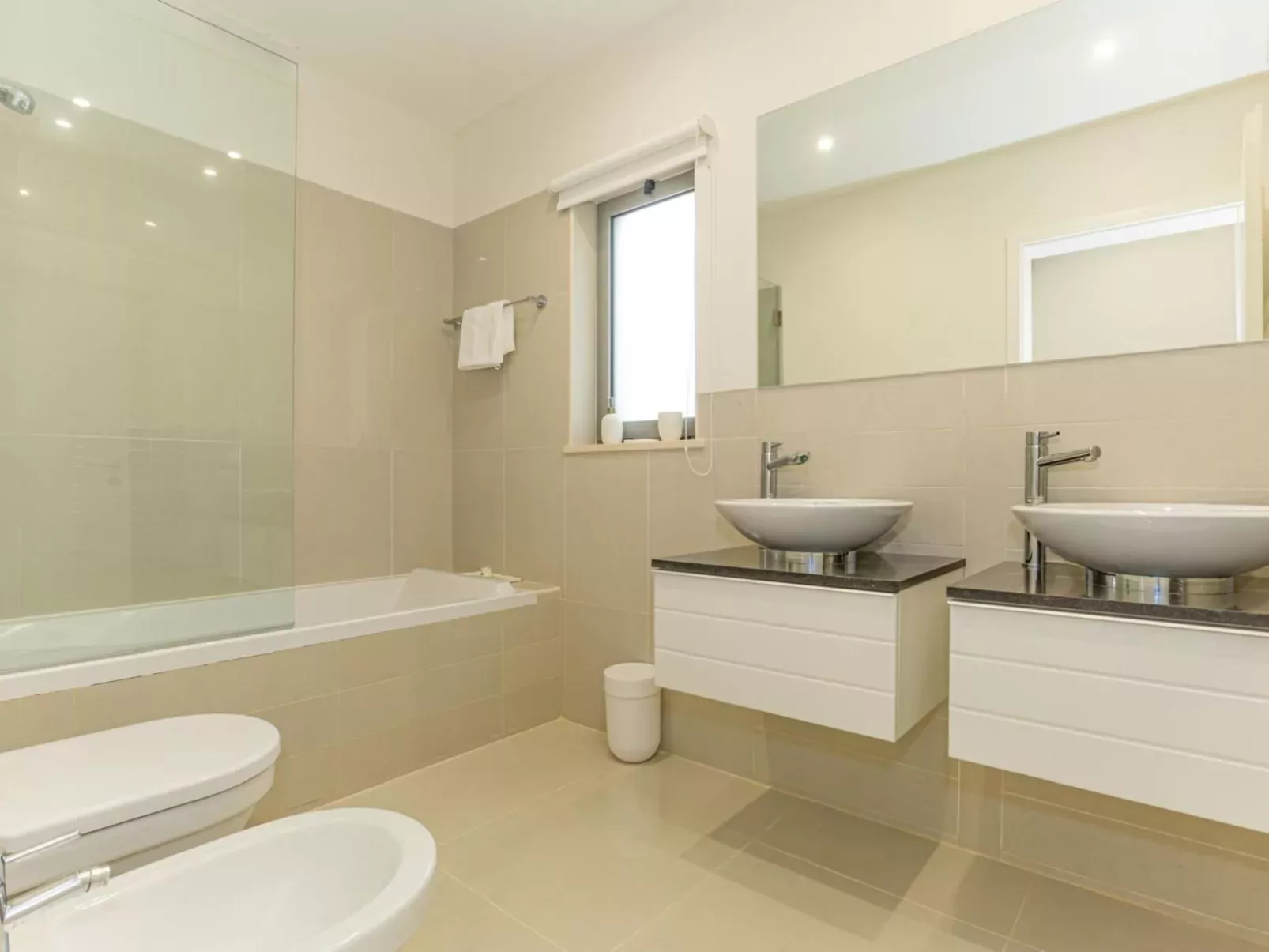 Pine Hills Reva Santuary Modern Elegance-Binnen