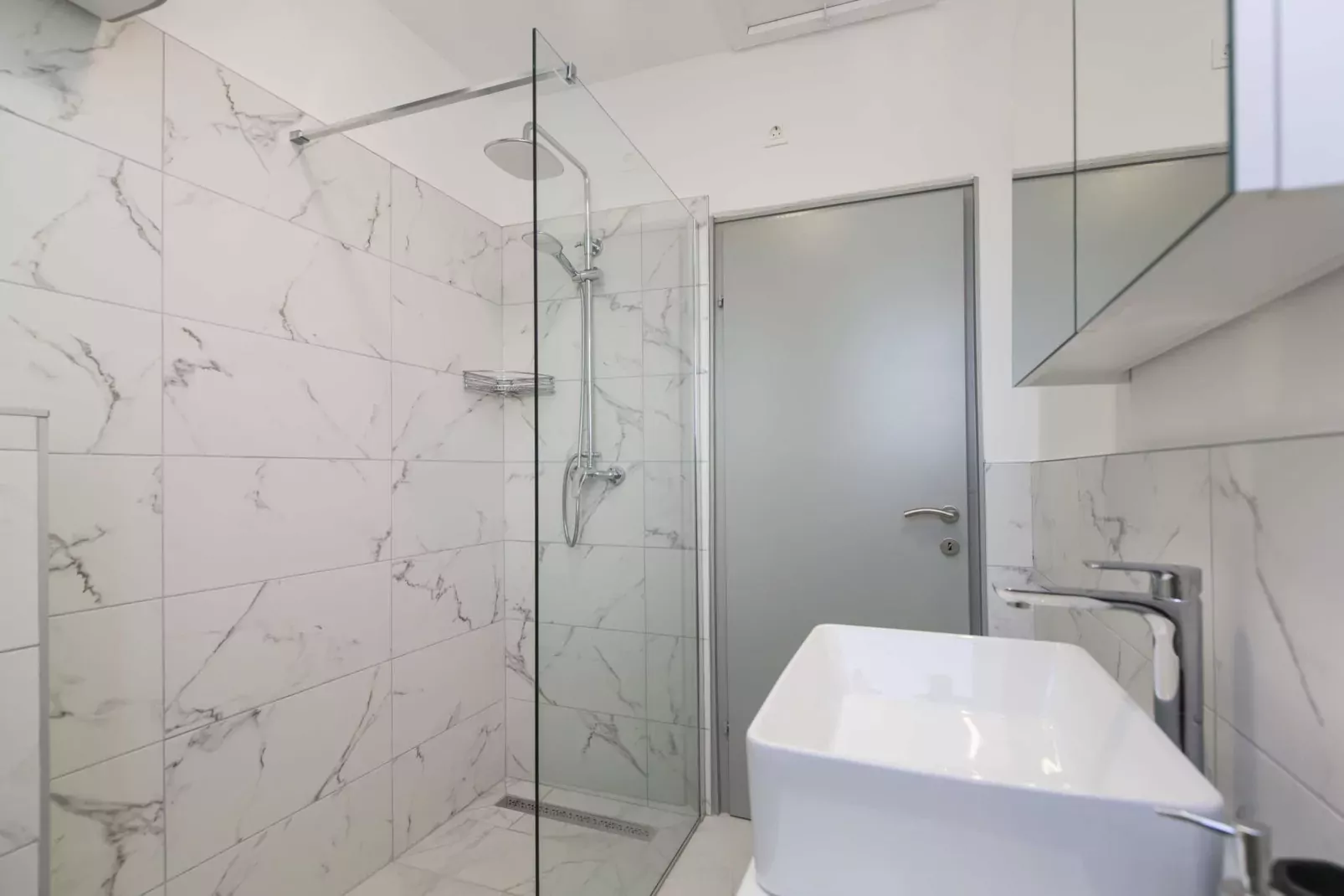 Apartment Mirna with Pool and Lovely Garden-Badkamer