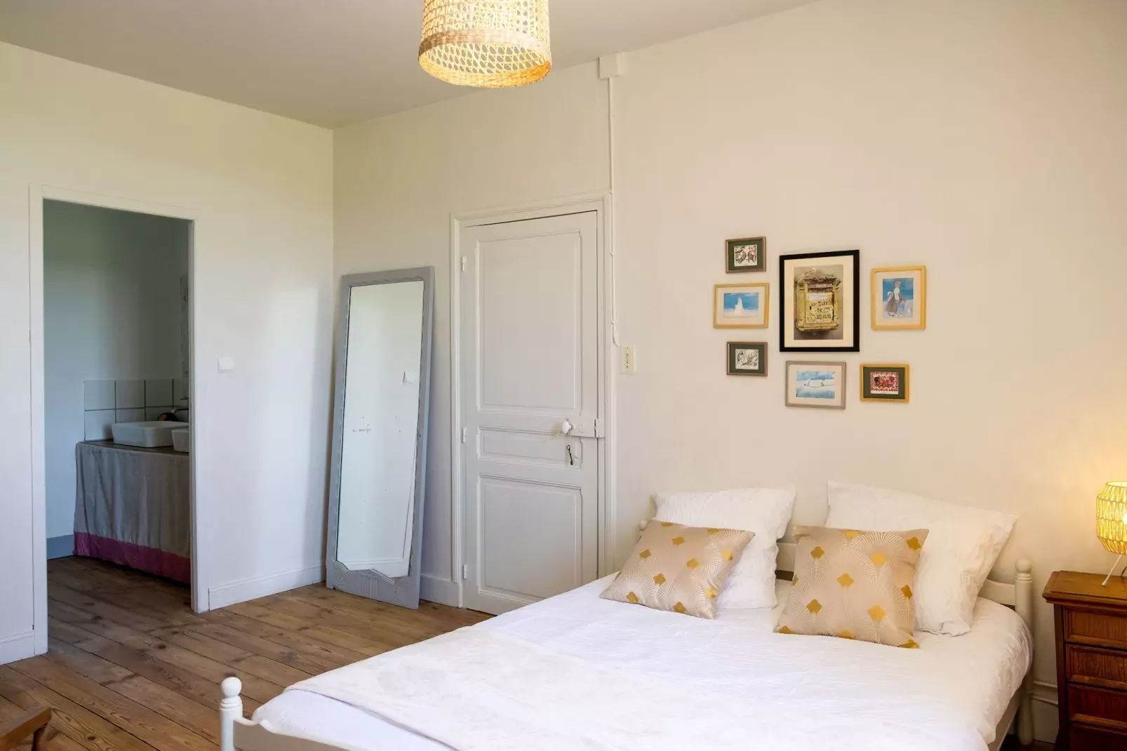 Maison de charme avec piscine à Coubejours-Slaapkamer