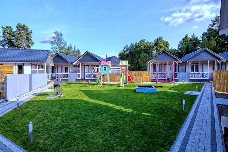 Parterowe domki wakacyjne Borne Sulinowo-Tuinen zomer