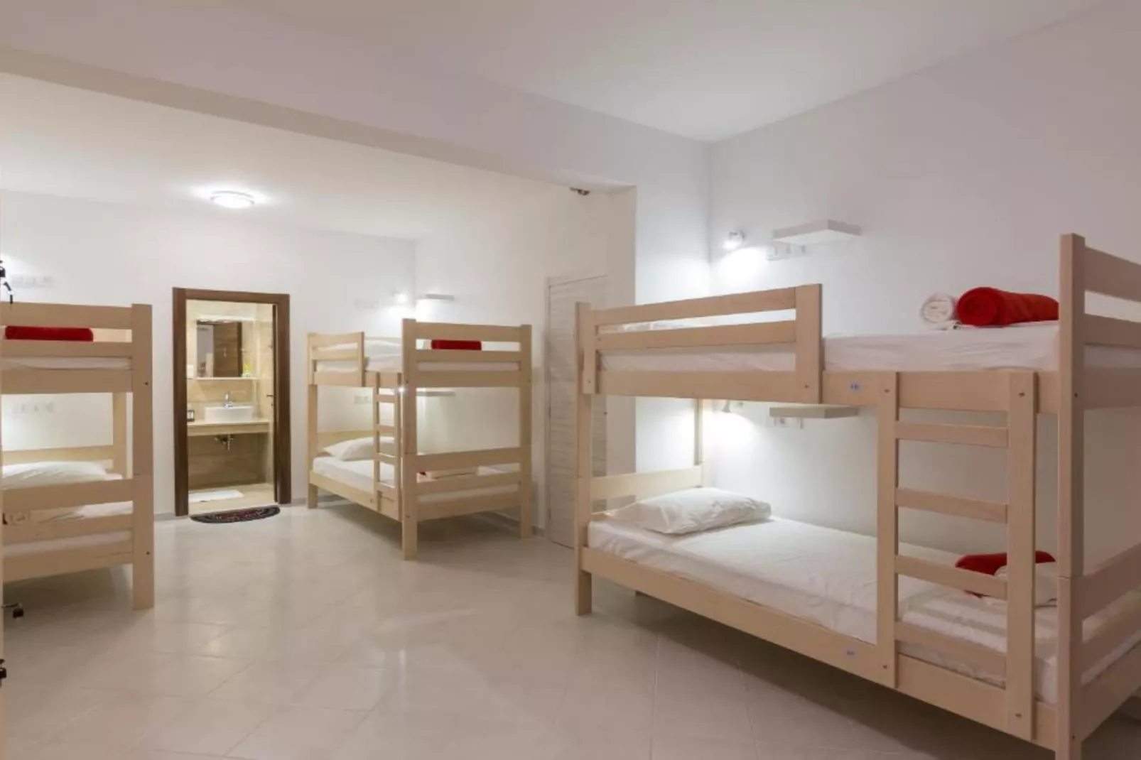 Hostel Free Bird - Bed in Five Bed Mixed Dormitory Room 4  (F)-Slaapkamer