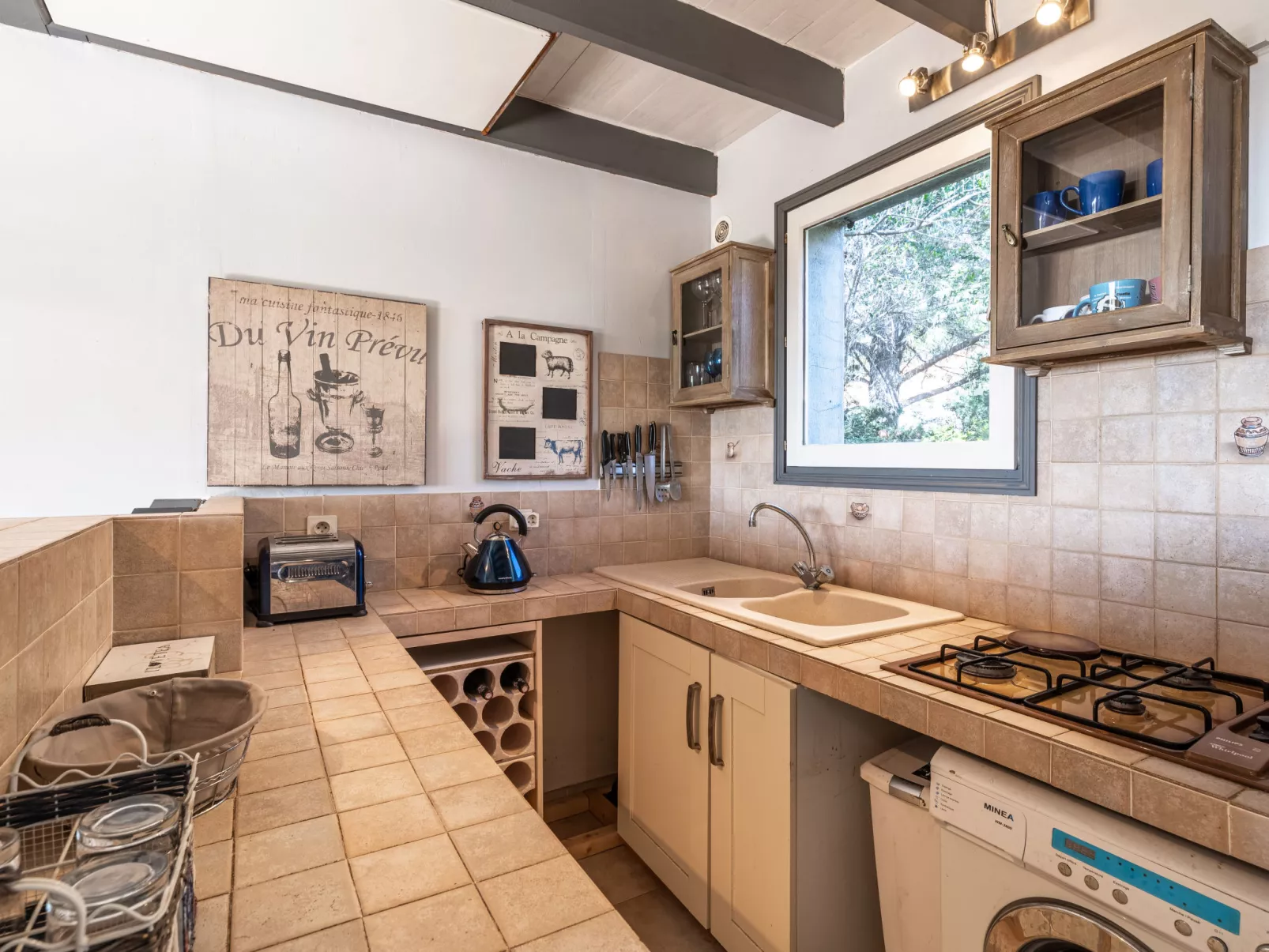Le petit cabanon gris-Binnen