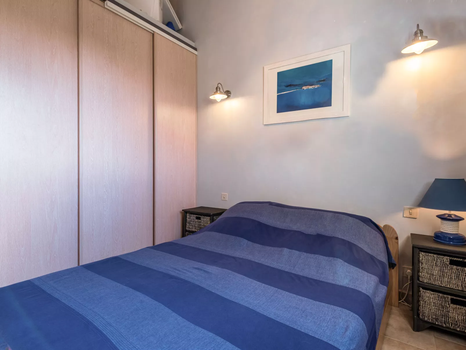 Le petit cabanon gris-Binnen