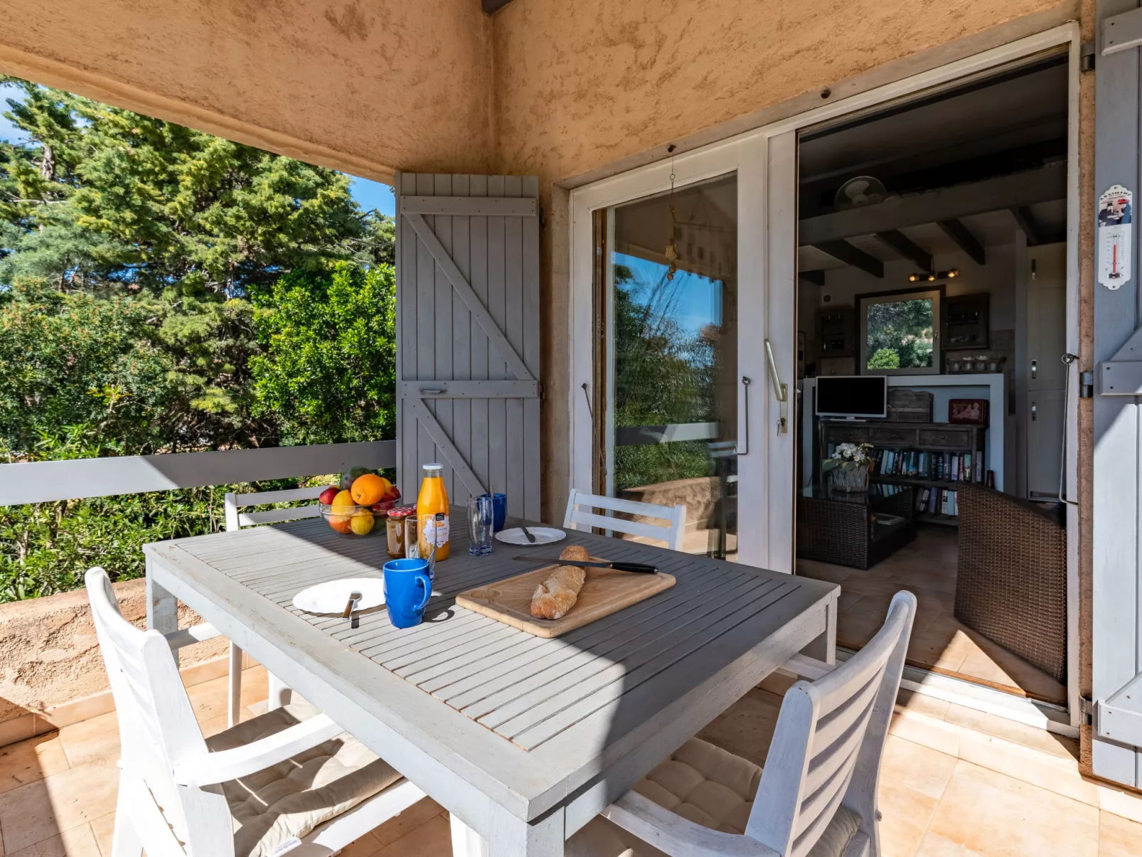 Le petit cabanon gris-Buiten