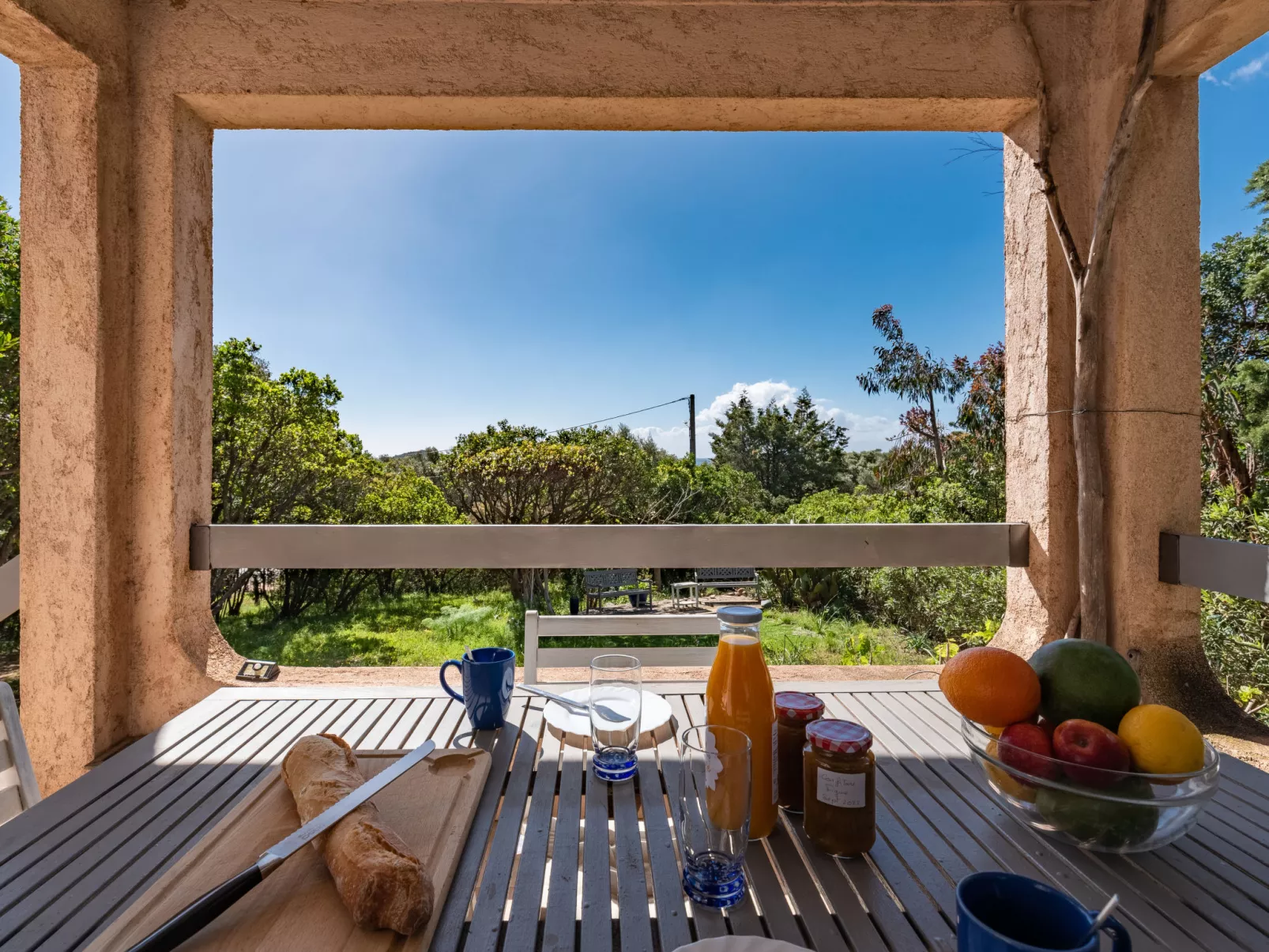 Le petit cabanon gris-Buiten