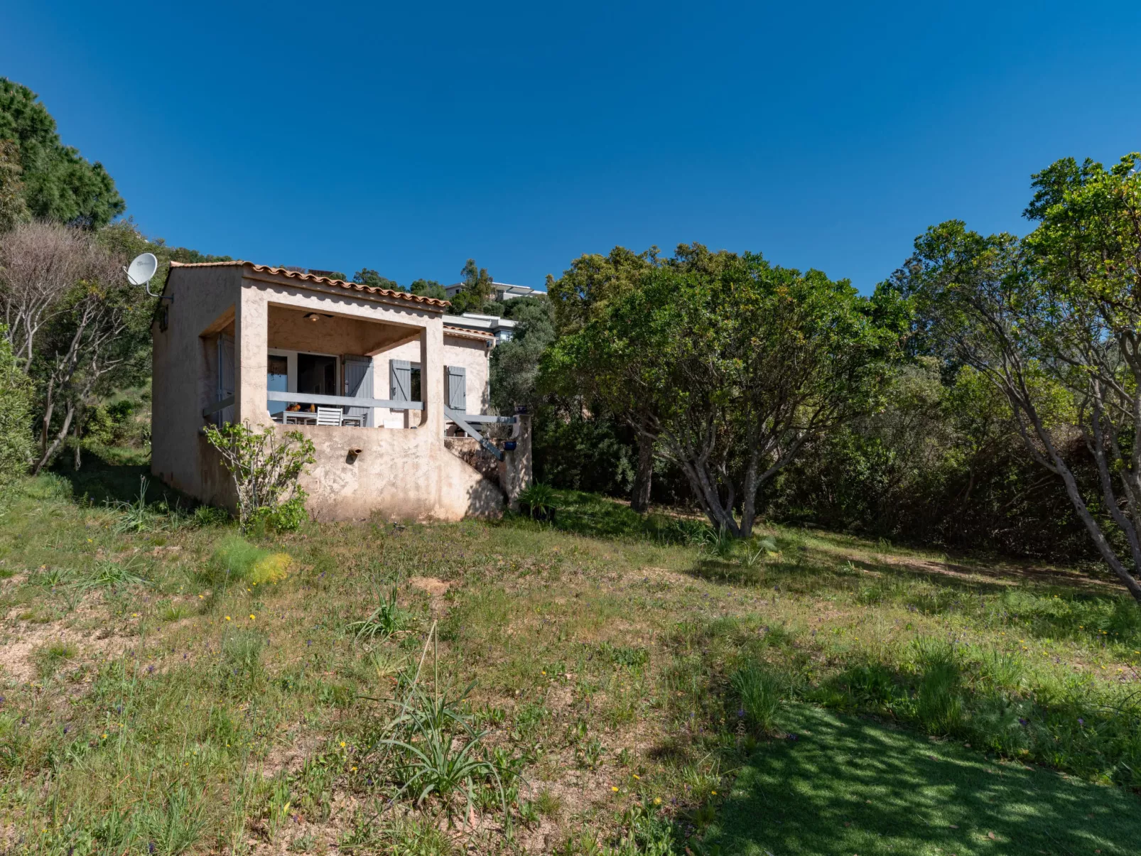 Le petit cabanon gris-Buiten