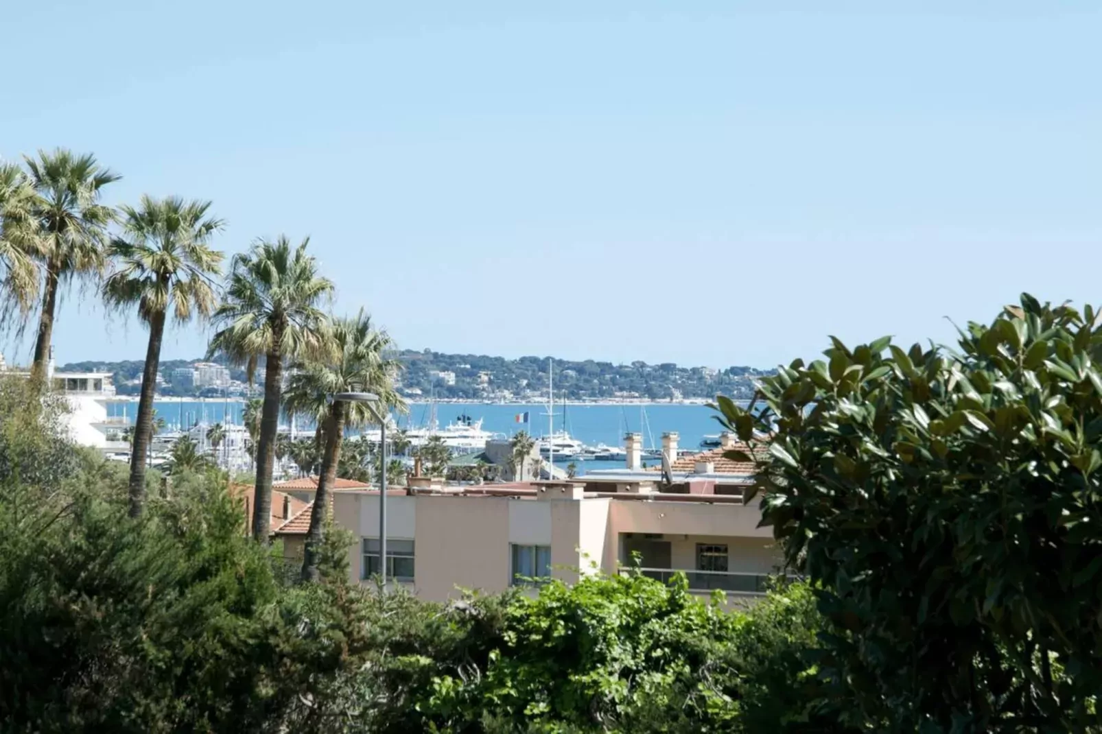 Vue Mer à Golfe-Juan Proche Cannes Plage et Garage-Uitzicht zomer