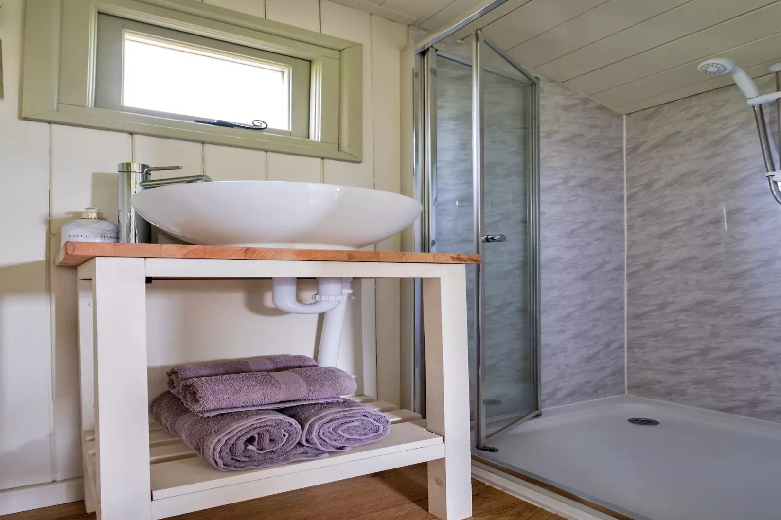 Hay and Hedgerow Glamping-Badkamer
