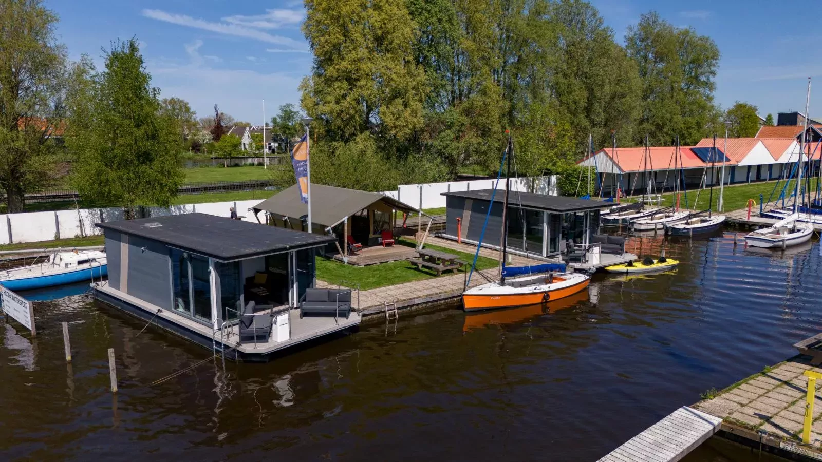 Floating in Heeg-Buitenkant zomer