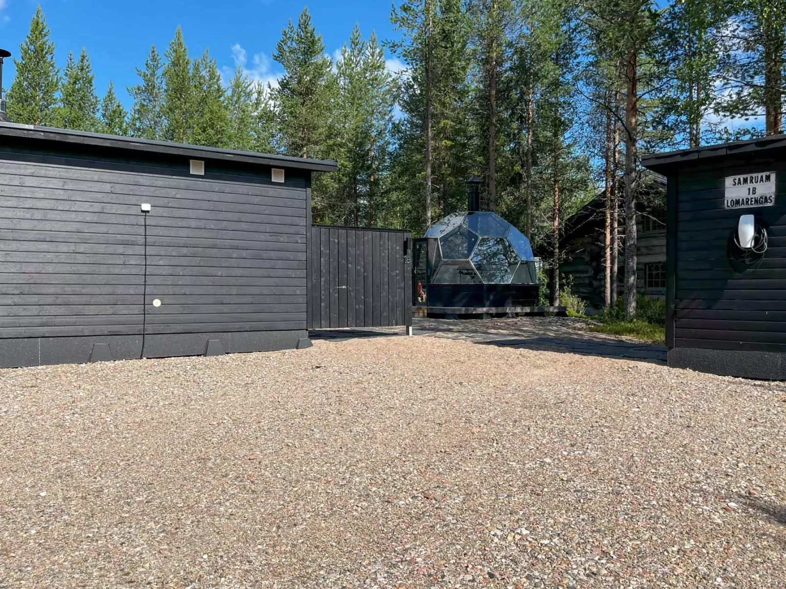 Samruam b aurora cabin-Buiten