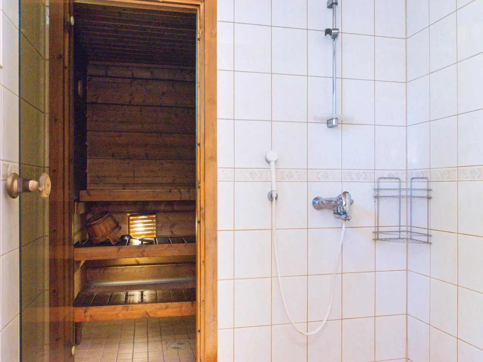 Hot pool cottage iitu-Binnen