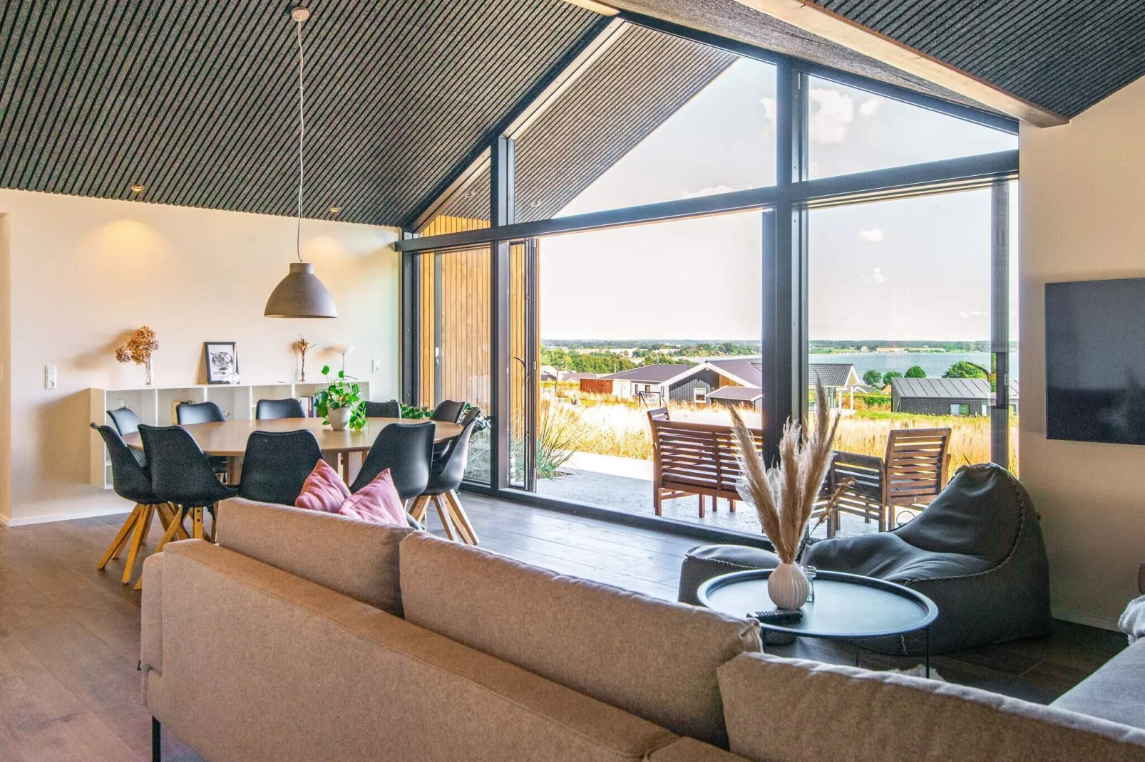 Panoramisch toevluchtsoord met zwembad -- By Traum Ferienwohnungen-Binnen