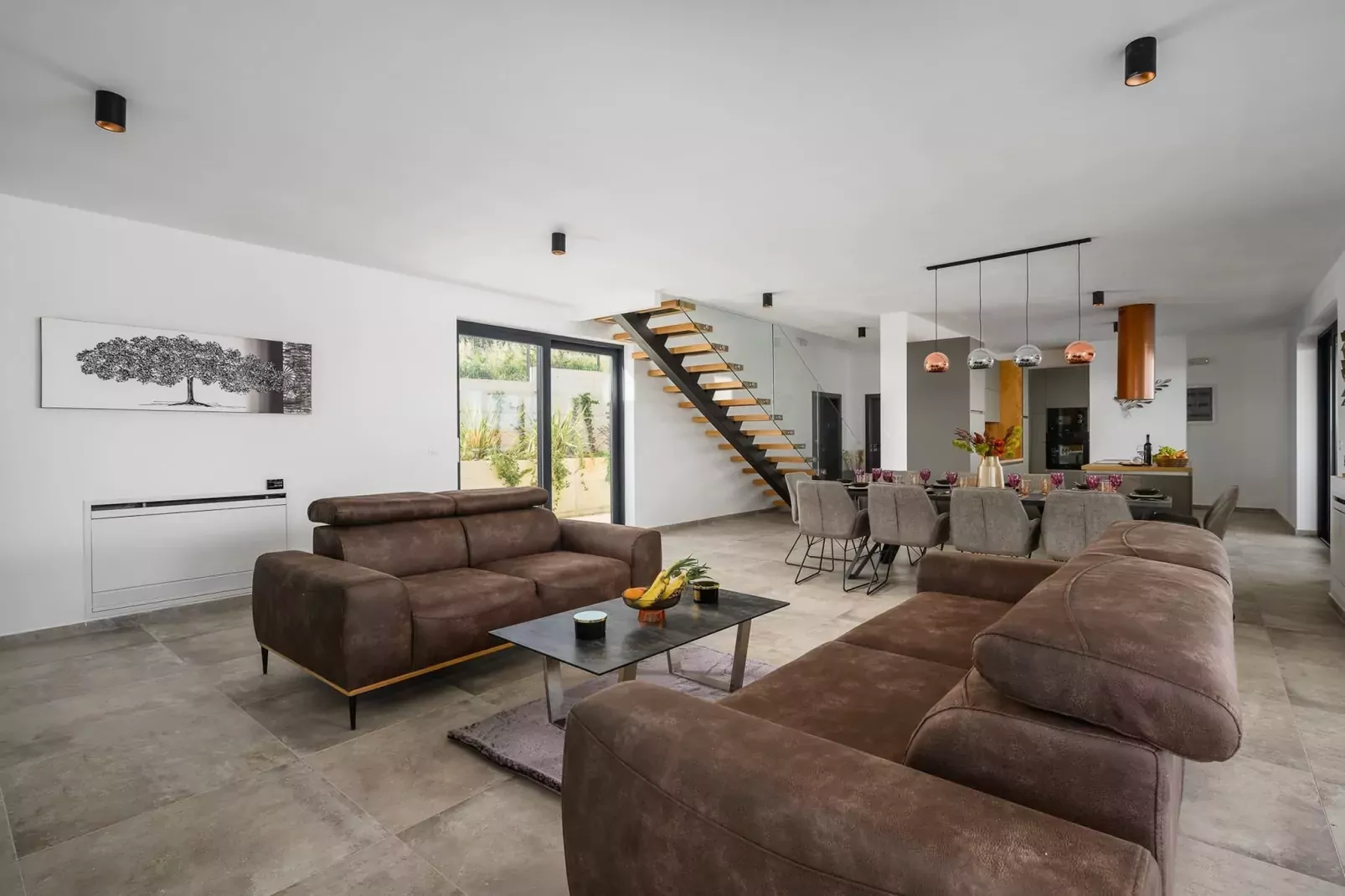 Villa de la Vie with Heated Swimming Pool-Woonkamer