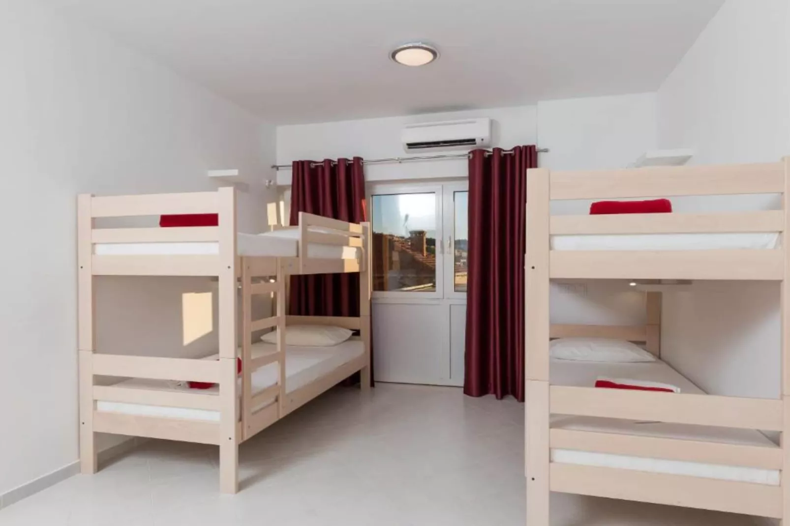 Hostel Free Bird - Bed in Five Bed Mixed Dormitory Room 4  (F)-Slaapkamer