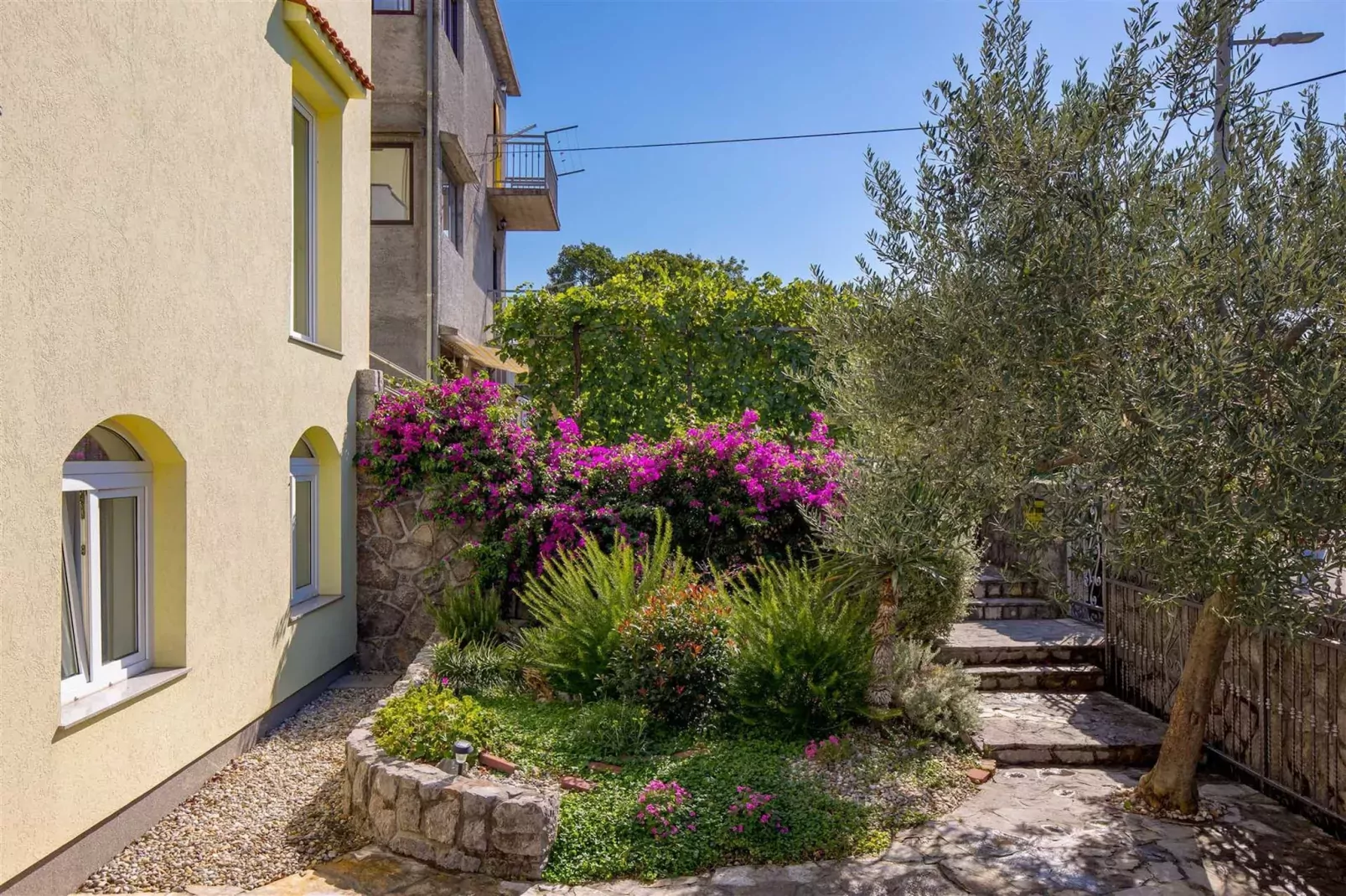 Apartment Slavica 1 - Red Paradise-Tuinen zomer