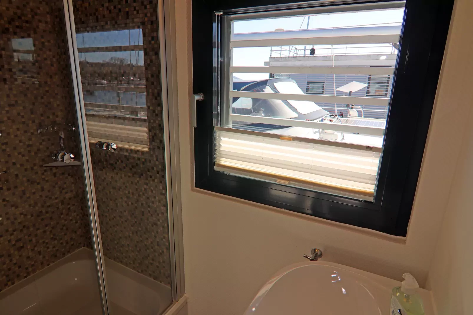 Hausboot Family & Friends LP2 / 1-2 Personen-Badkamer