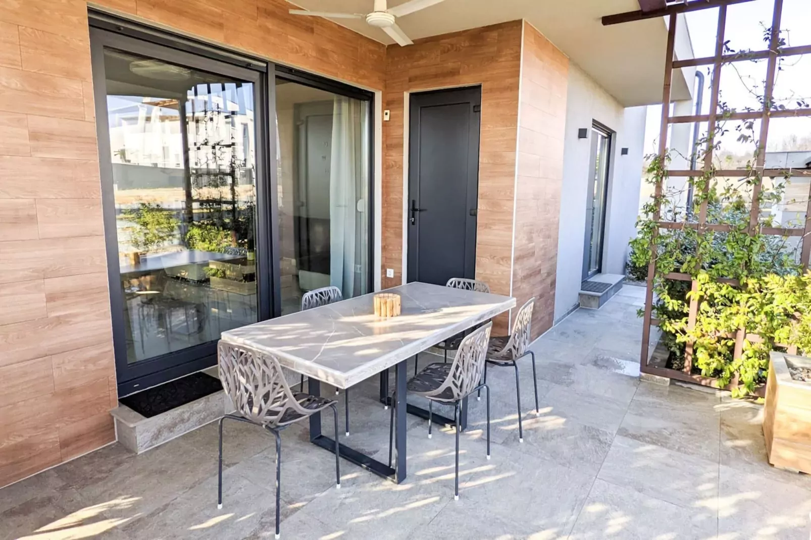 Villa Lily with Private Pool and a Lovely Garden-Terras