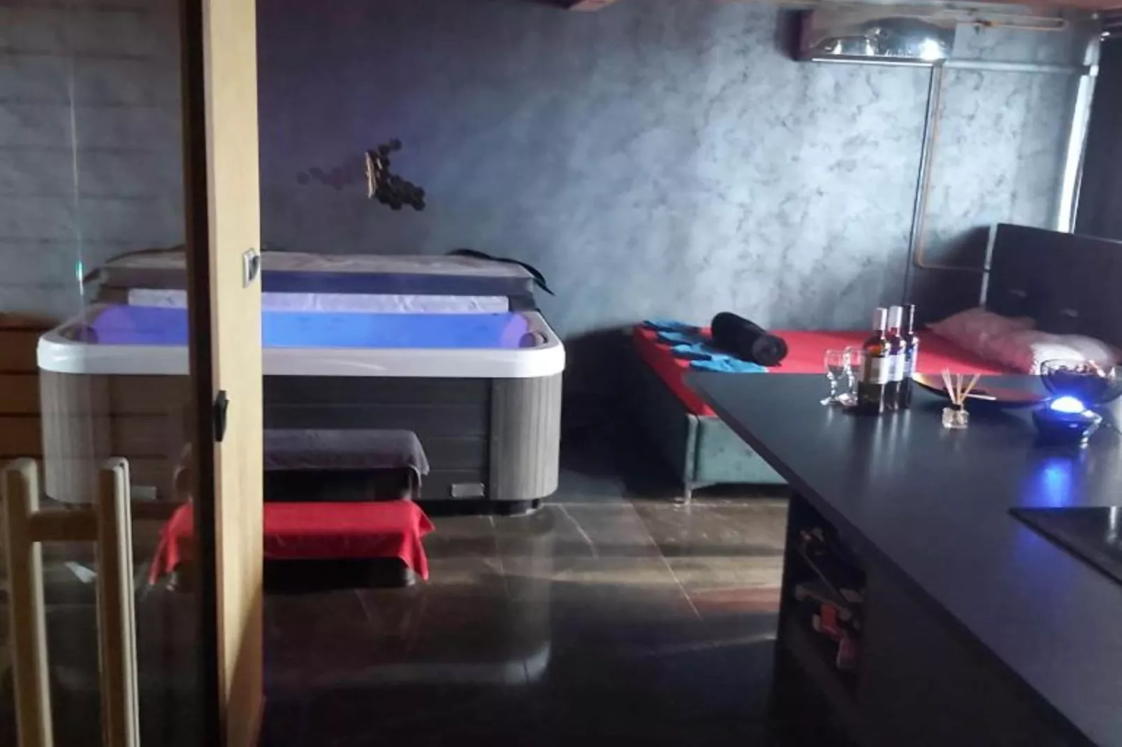 Apartment Tomislav Zagreb - One Bedroom Apartment with Private  Hot Tub-Spa