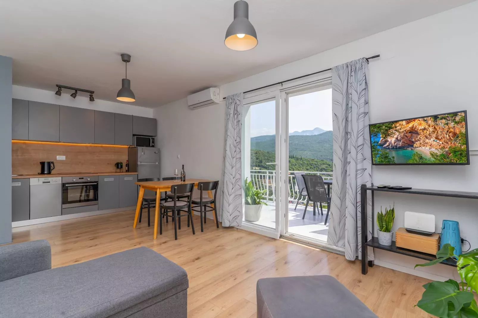 Apartment Konak - Two Bedroom Apartment with Terrace and Sea View-Binnen