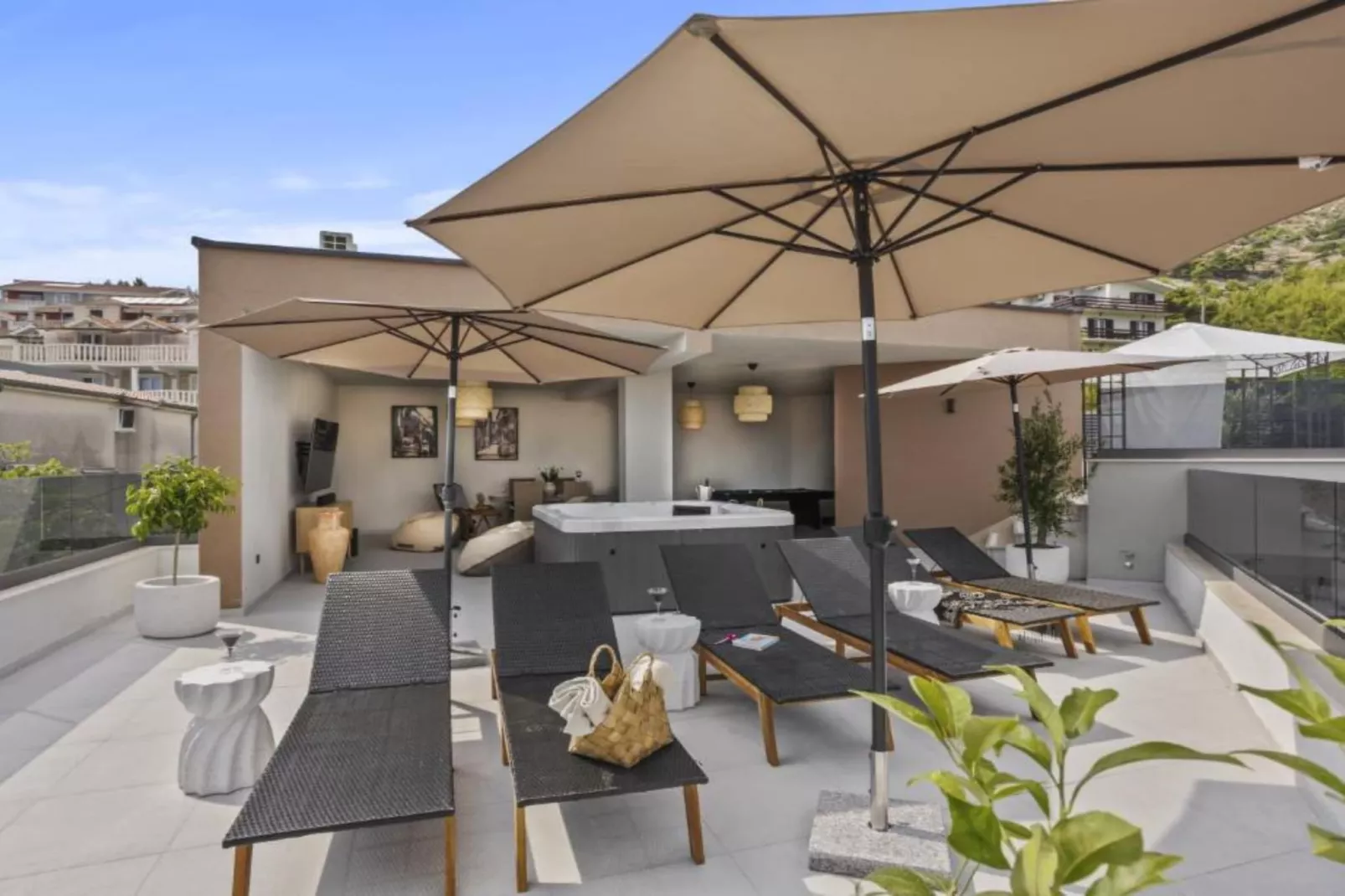 Three-Bedroom Penthouse Apartment-Terras