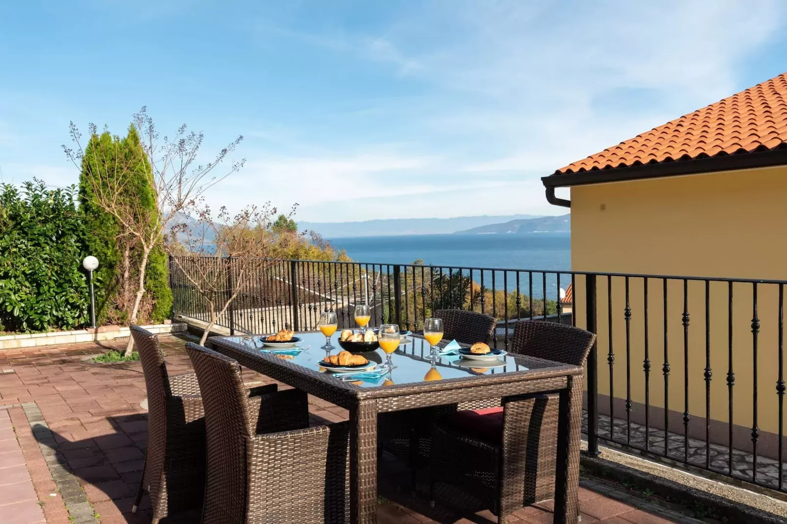 Holiday Home Alis with Sea View-Terras