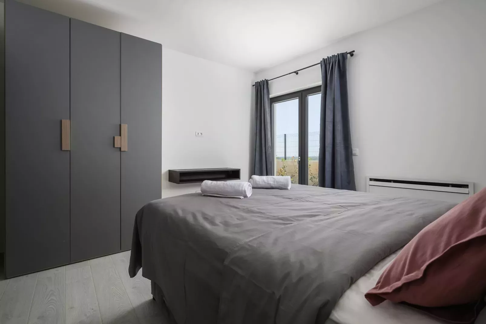 Villa de la Vie with Heated Swimming Pool-Slaapkamer