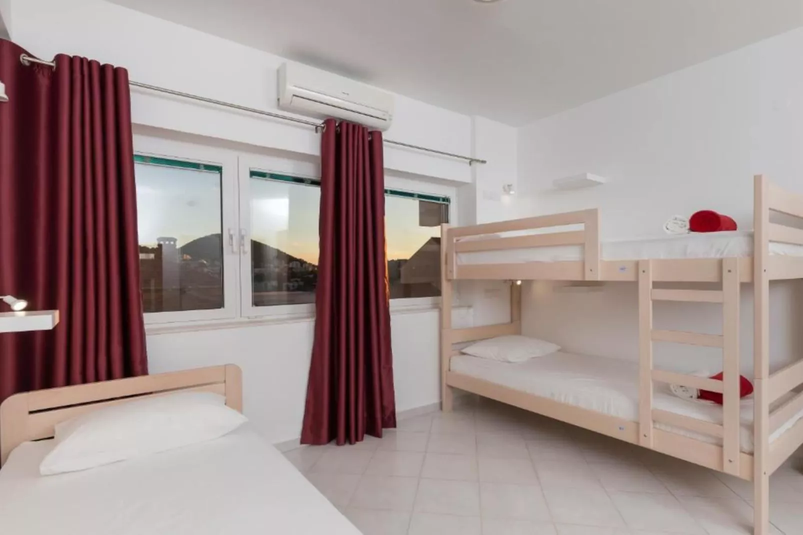 Hostel Free Bird - Bed in Five Bed Mixed Dormitory Room 4  (F)-Slaapkamer