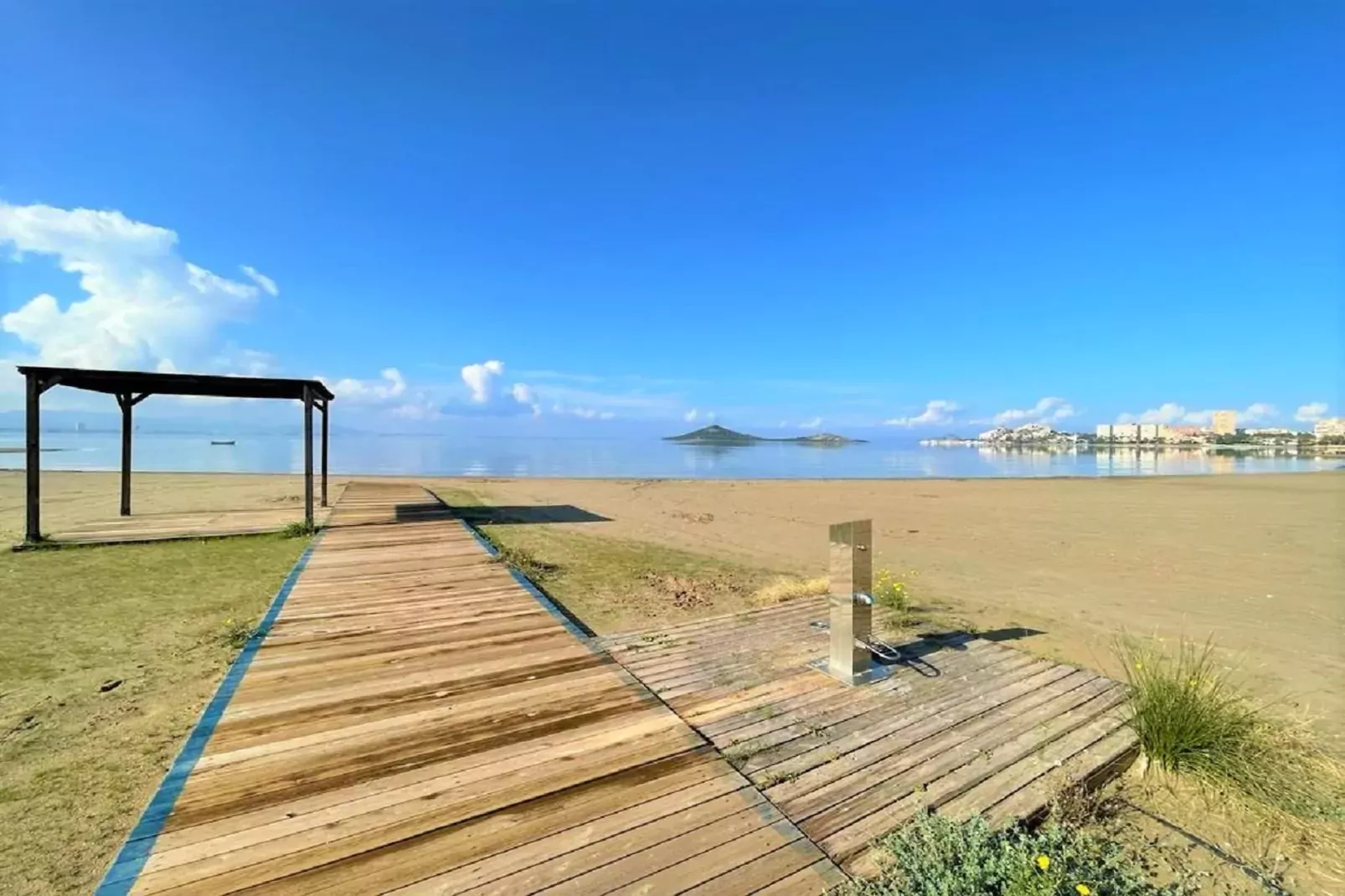 Apartamento con piscina frente al mar en La Manga del Mar Menor-Uitzicht zomer