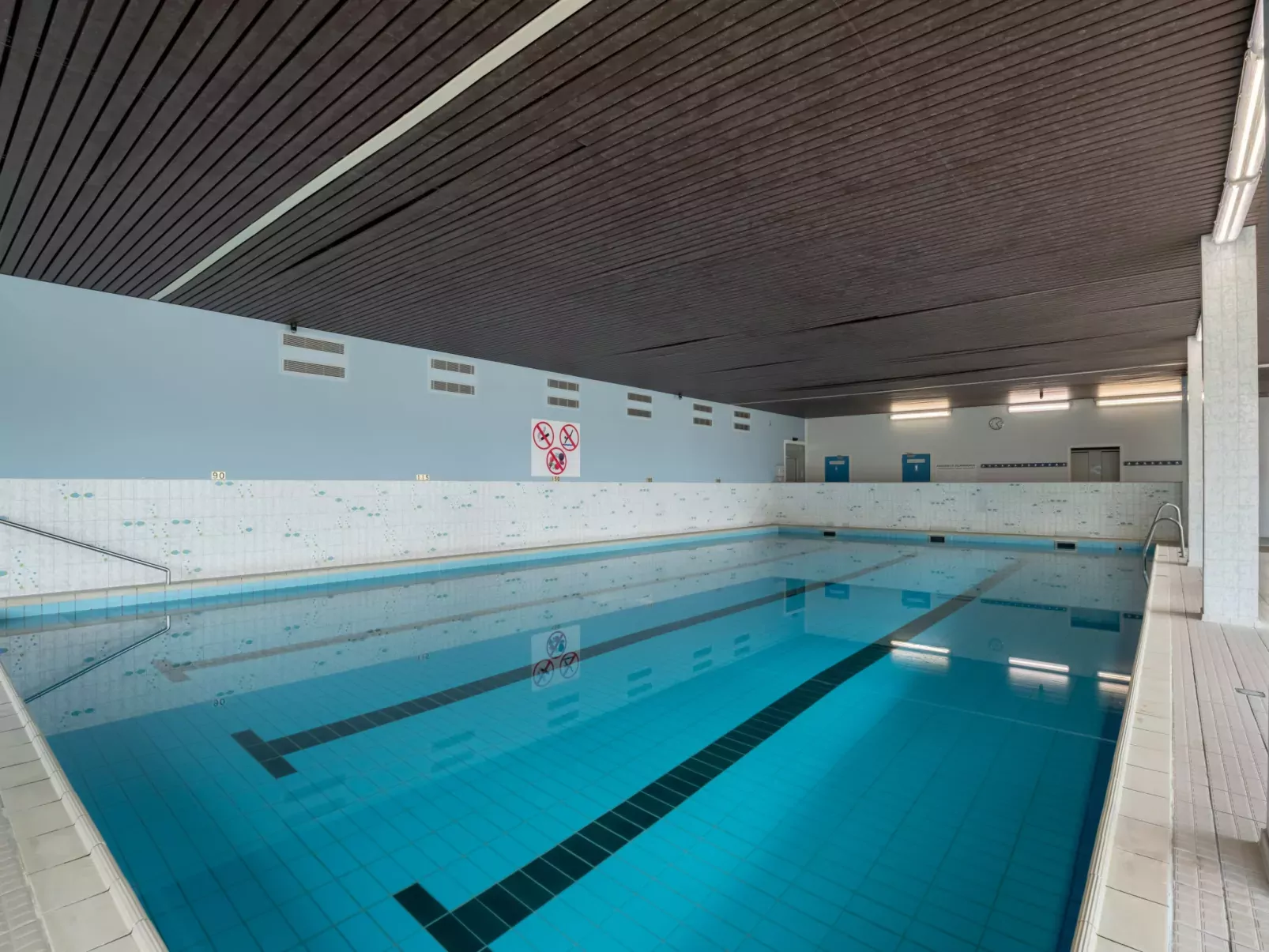 Cosy @ the beach studio with pool-Binnen