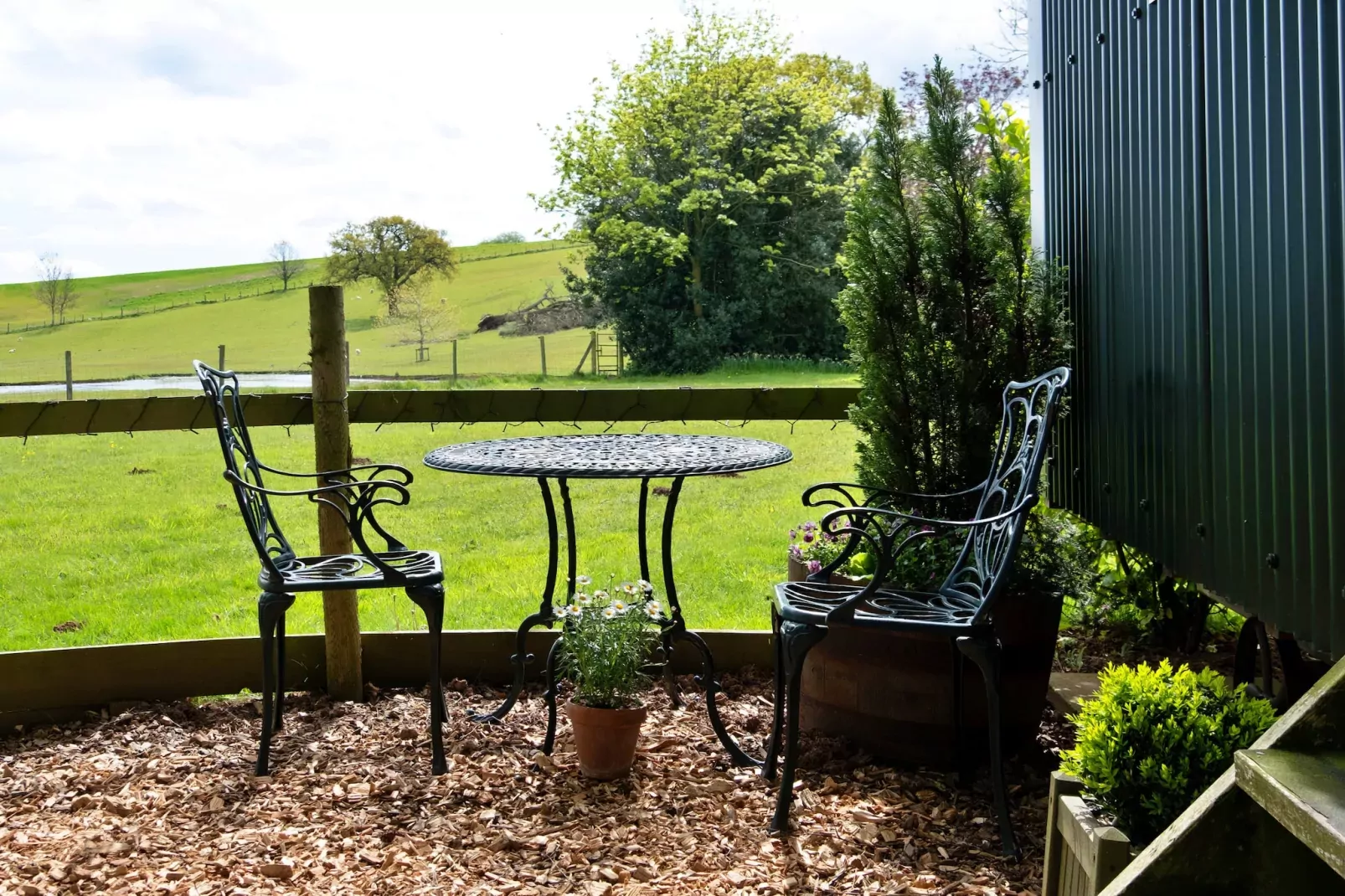 Hay and Hedgerow Glamping-Tuinen zomer