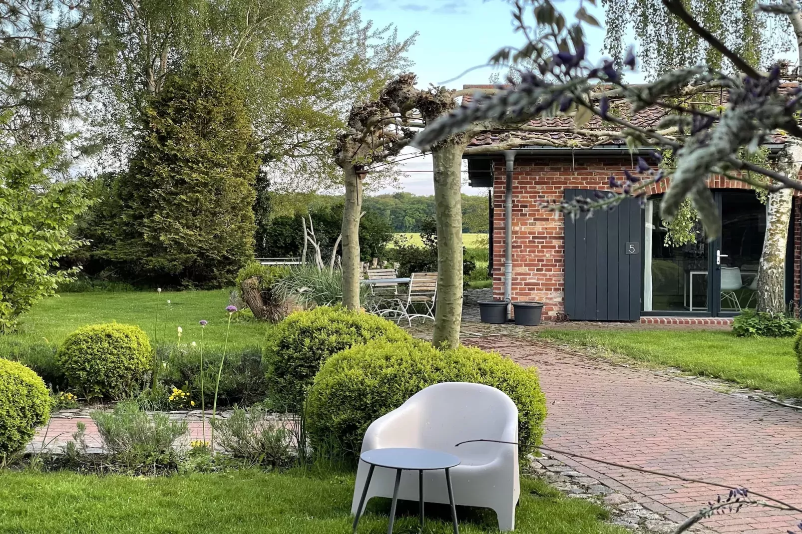 Die Hofwohnung 1-Tuinen zomer