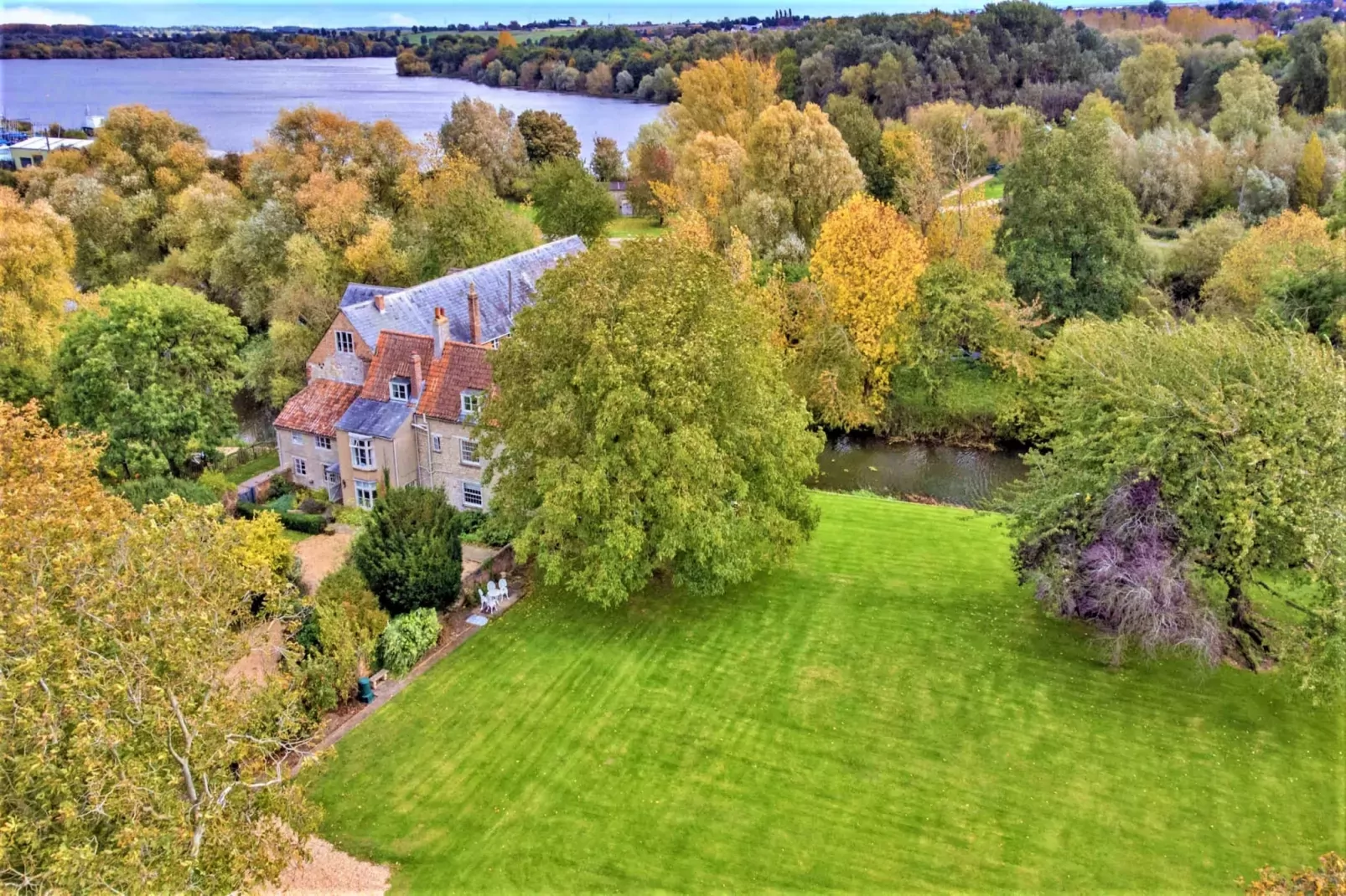 Islip Mill House - Beautiful Riverside Home-Tuinen zomer
