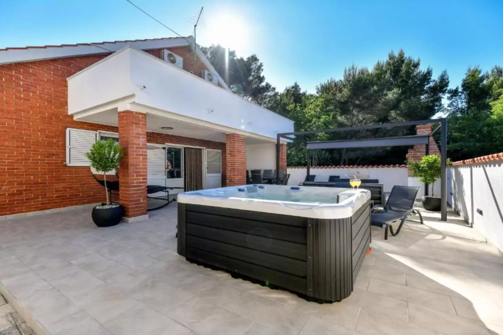 Four Bedroom Villa With Hot Tub-Spa