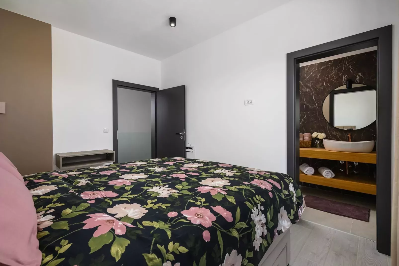 Villa de la Vie with Heated Swimming Pool-Slaapkamer