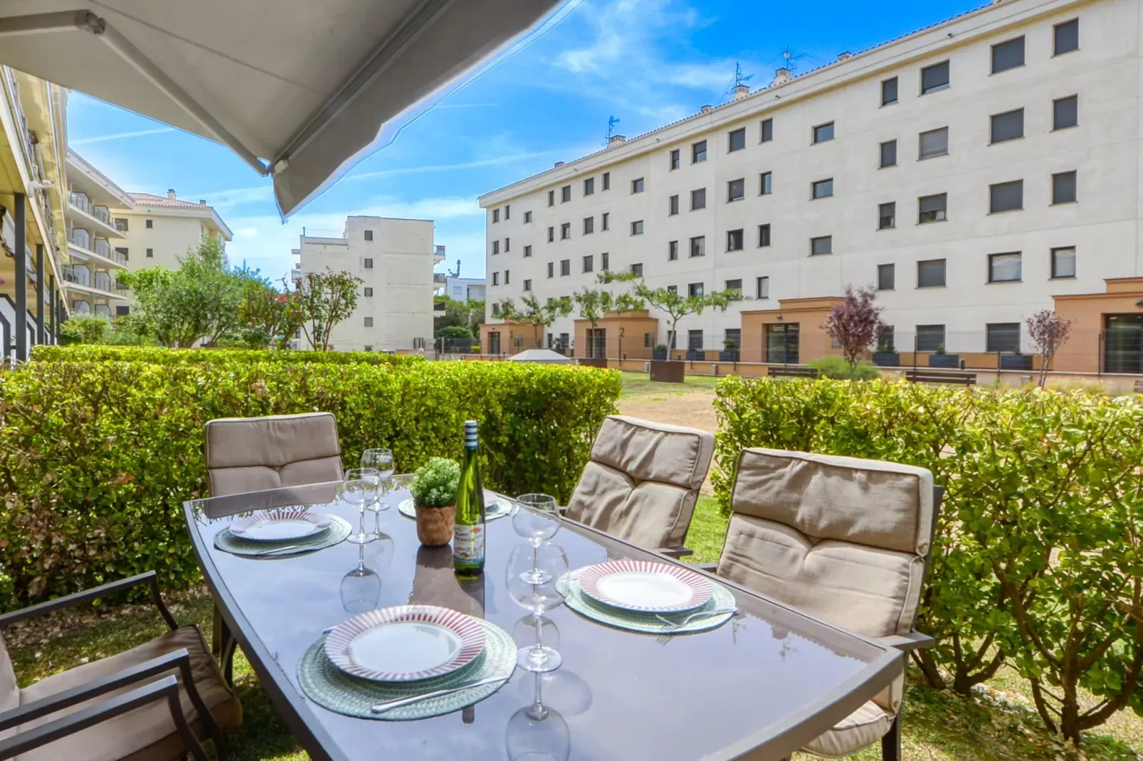 MILENI 2 4 Bjs 2 Roses-Terrasbalkon