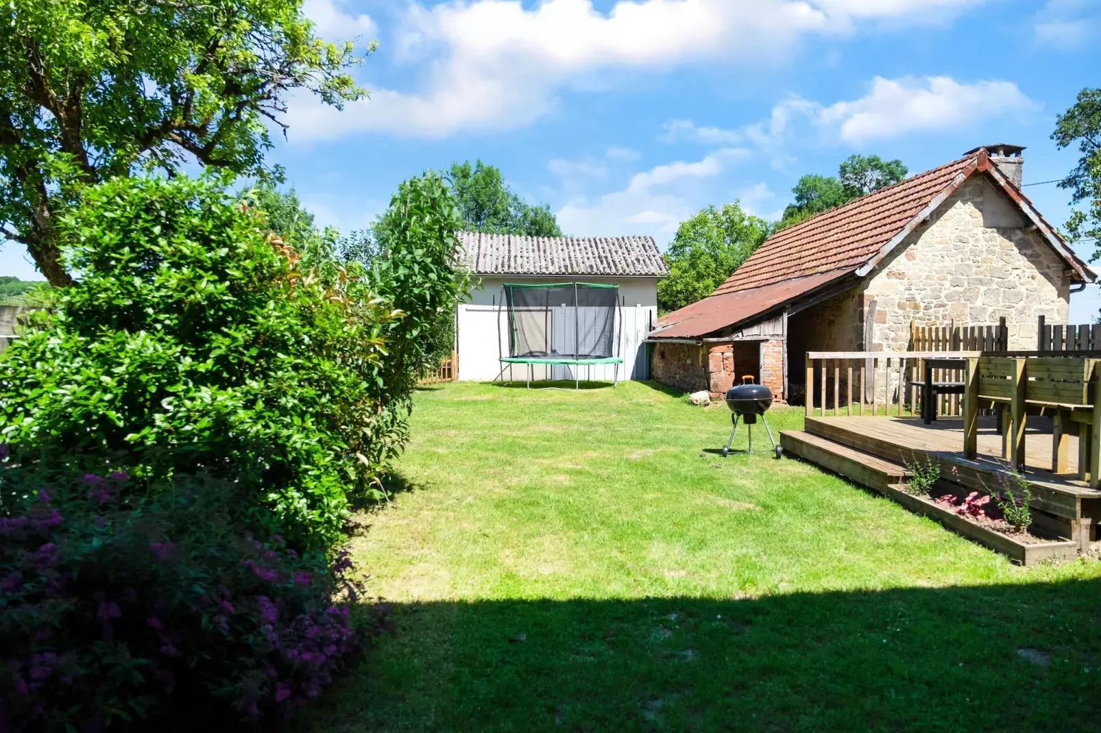 Maison de charme avec piscine à Coubejours-Tuinen zomer