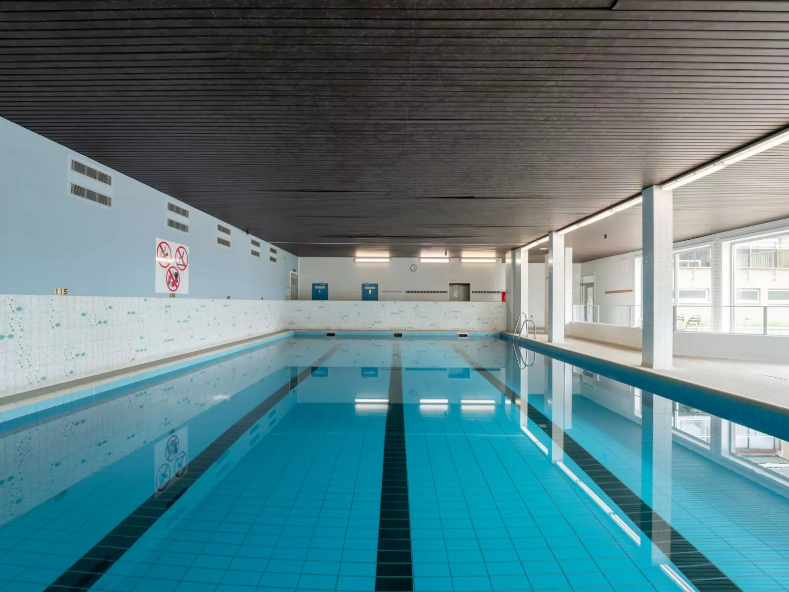 Cosy @ the beach studio with pool-Binnen