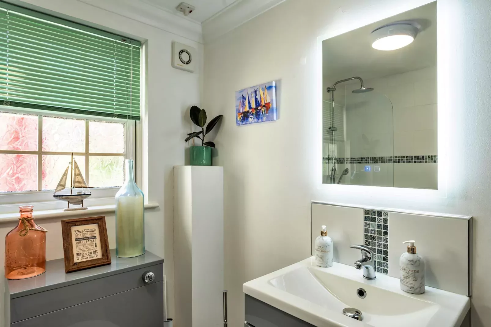 Nicely Tucked Away Cottage-Badkamer