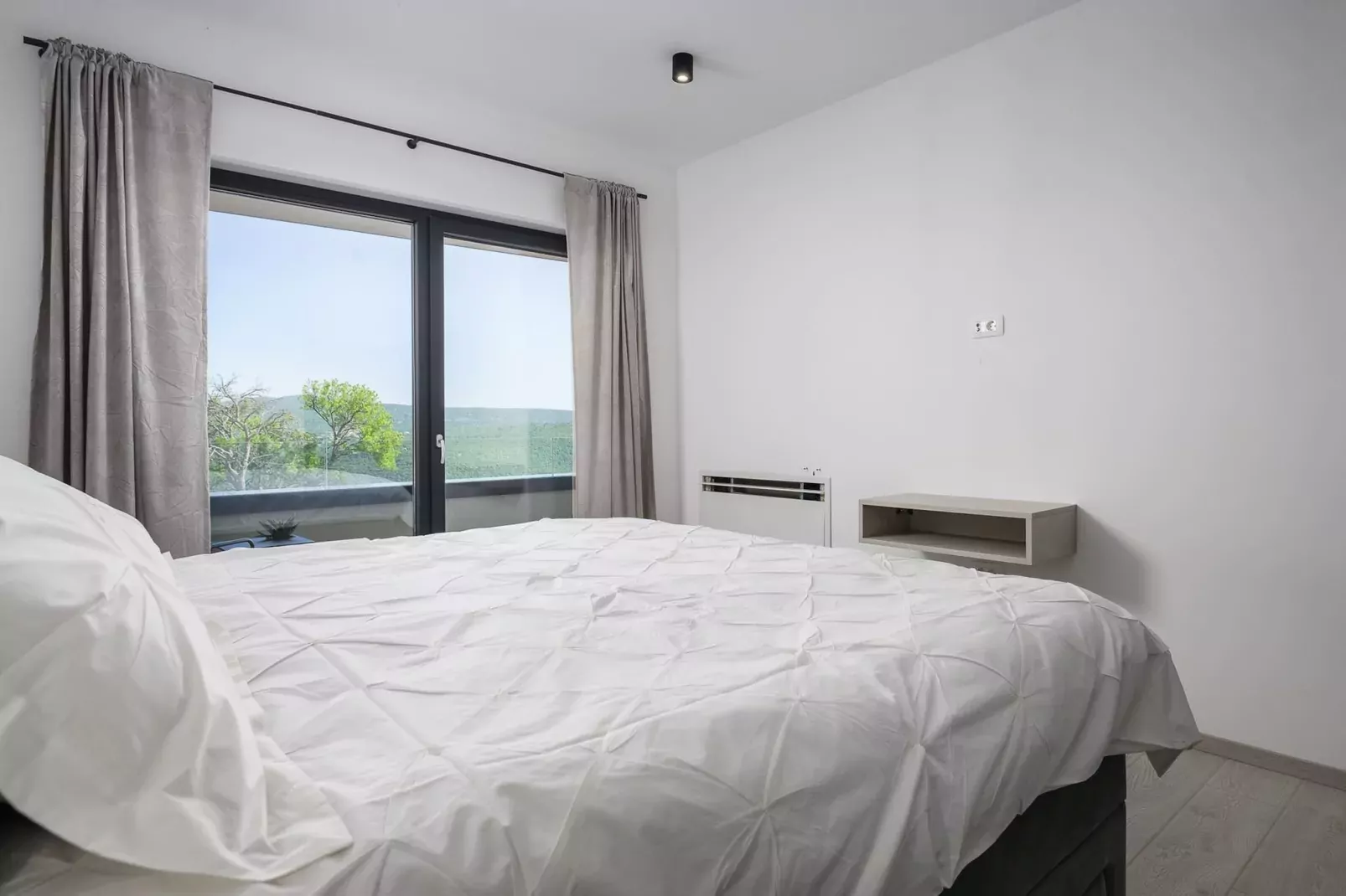 Villa de la Vie with Heated Swimming Pool-Slaapkamer