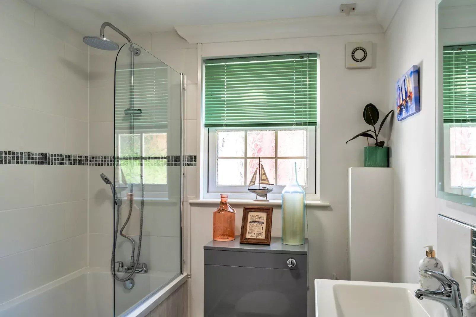 Nicely Tucked Away Cottage-Badkamer