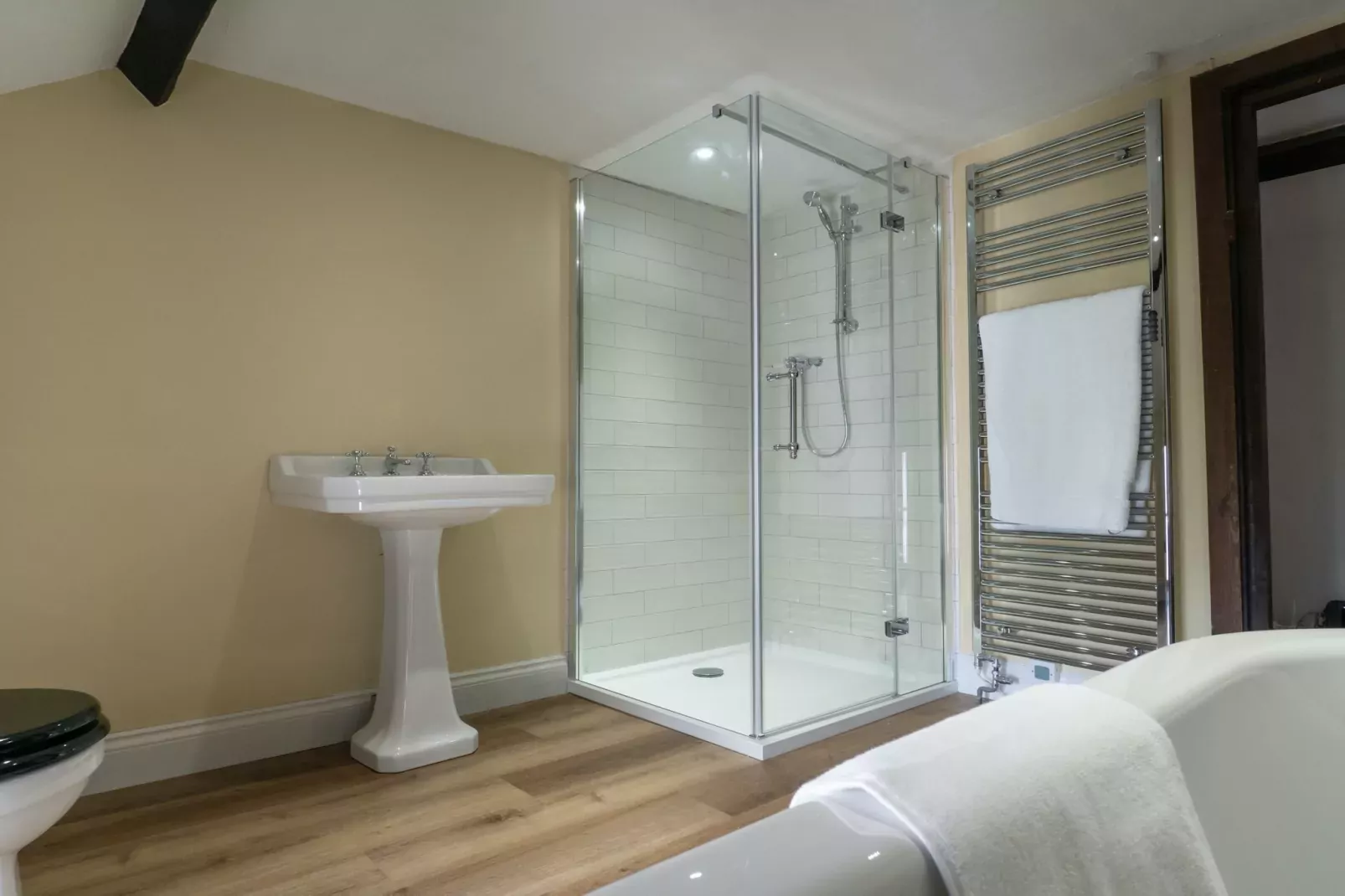 Lower Aylescott Farmhouse-Badkamer