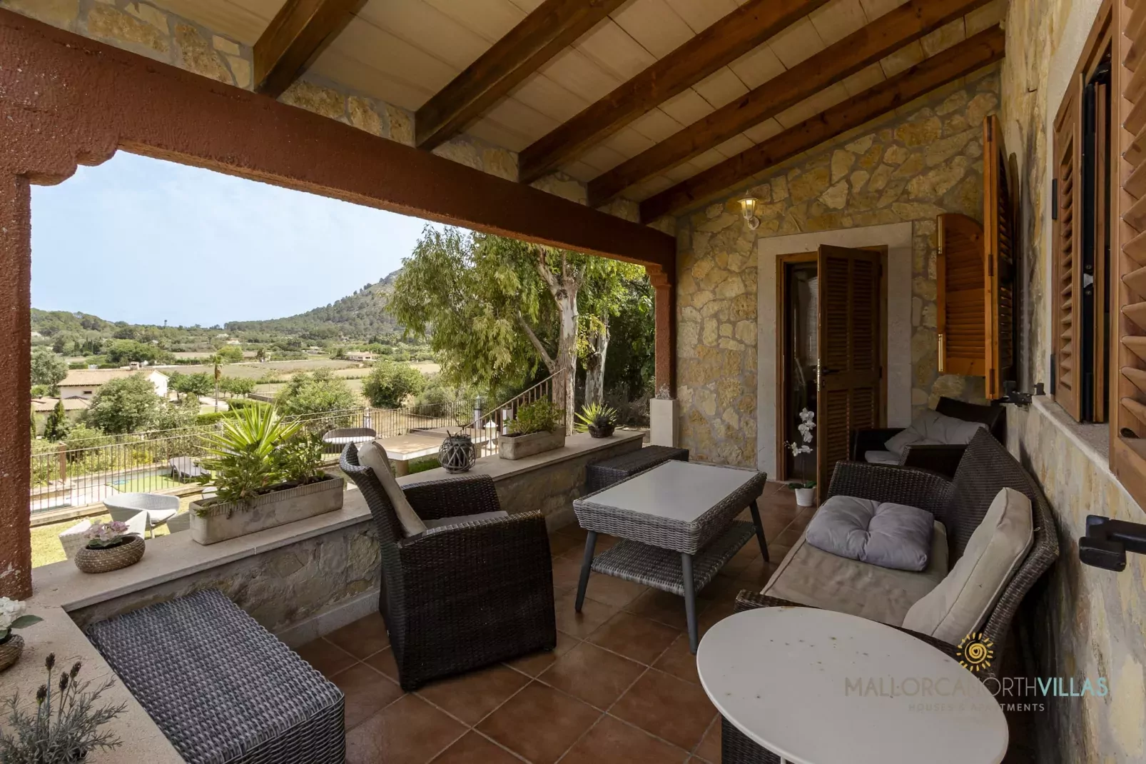 Villa Alejandra con piscina privada y gran jardín-Terrasbalkon