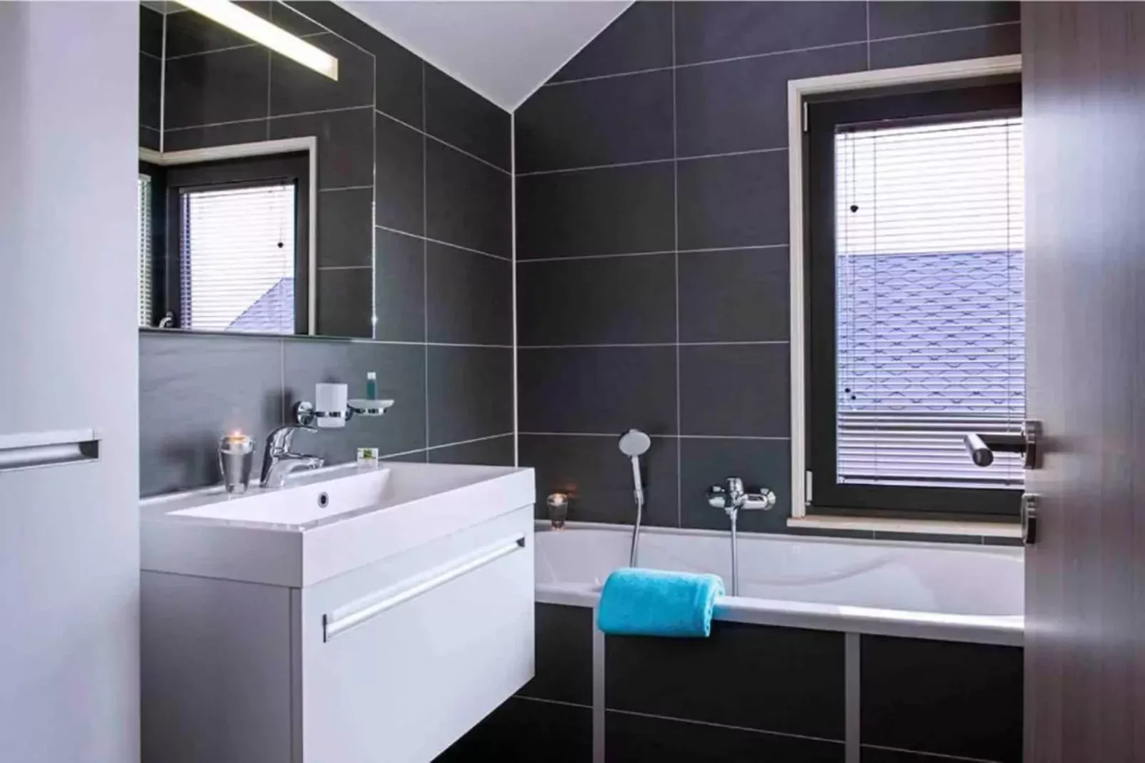8 persons - 4 rooms 130m² without sauna-Badkamer