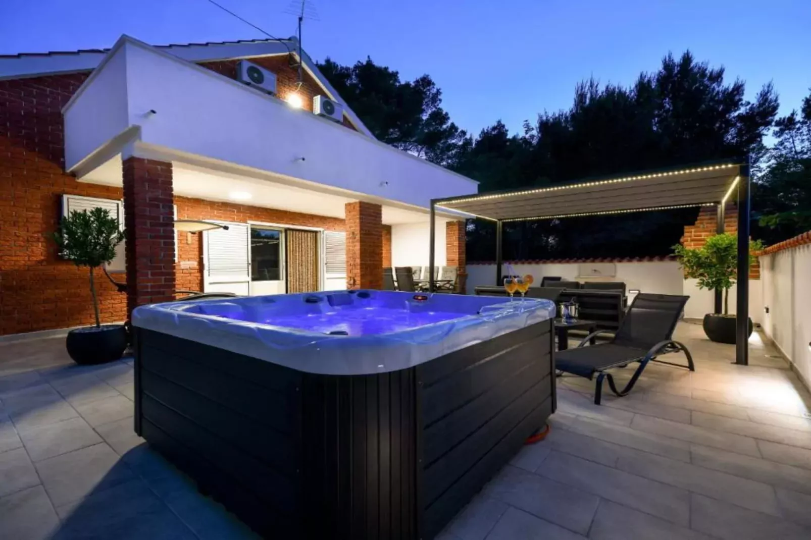 Four Bedroom Villa With Hot Tub-Spa