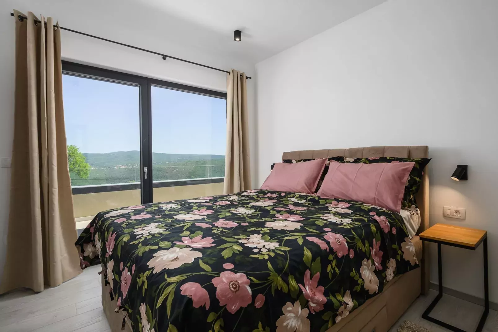 Villa de la Vie with Heated Swimming Pool-Slaapkamer