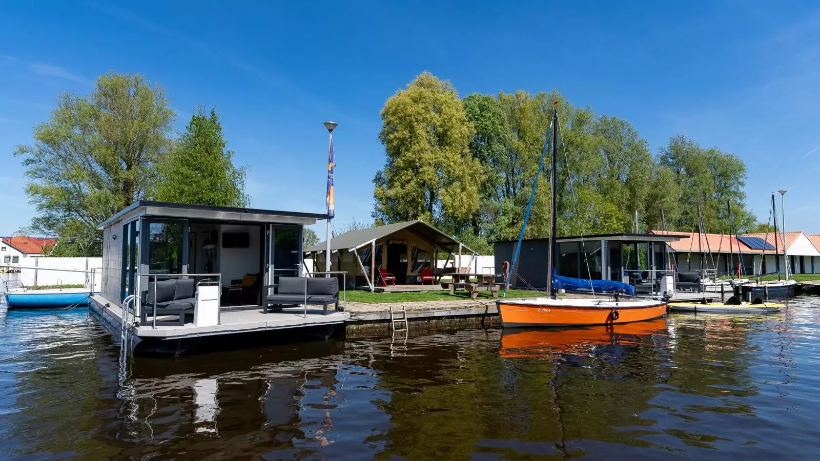 Floating in Heeg-Buitenkant zomer