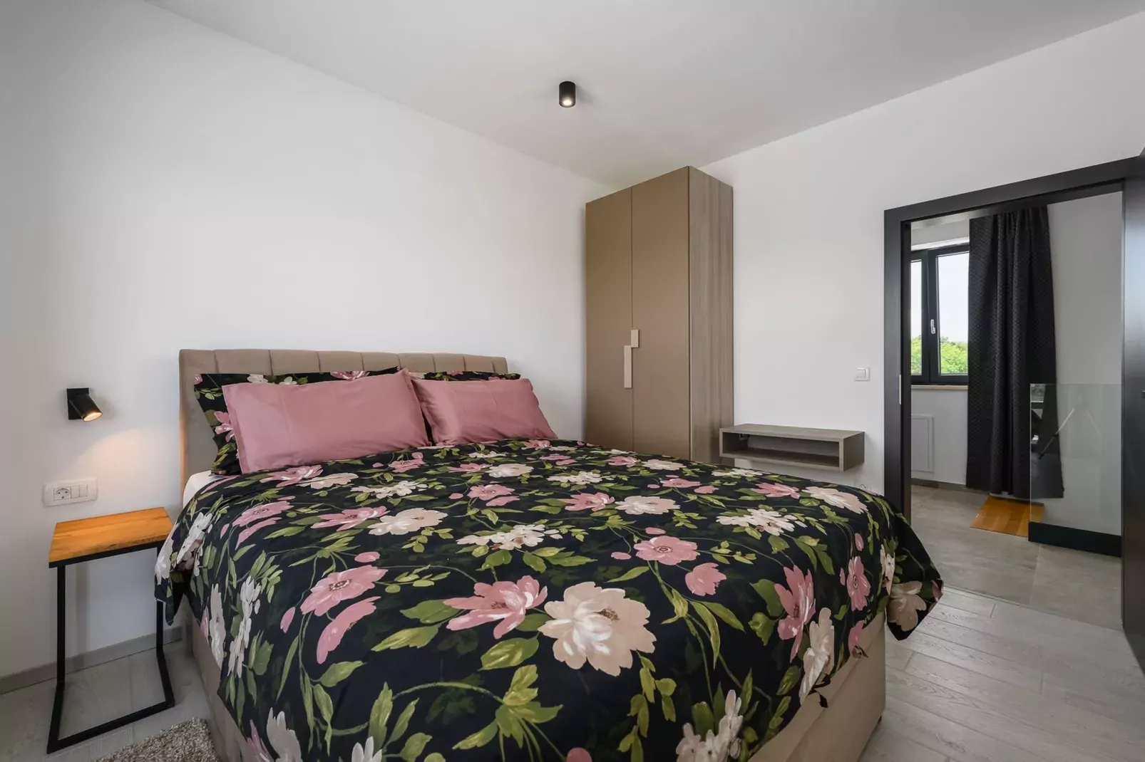 Villa de la Vie with Heated Swimming Pool-Slaapkamer