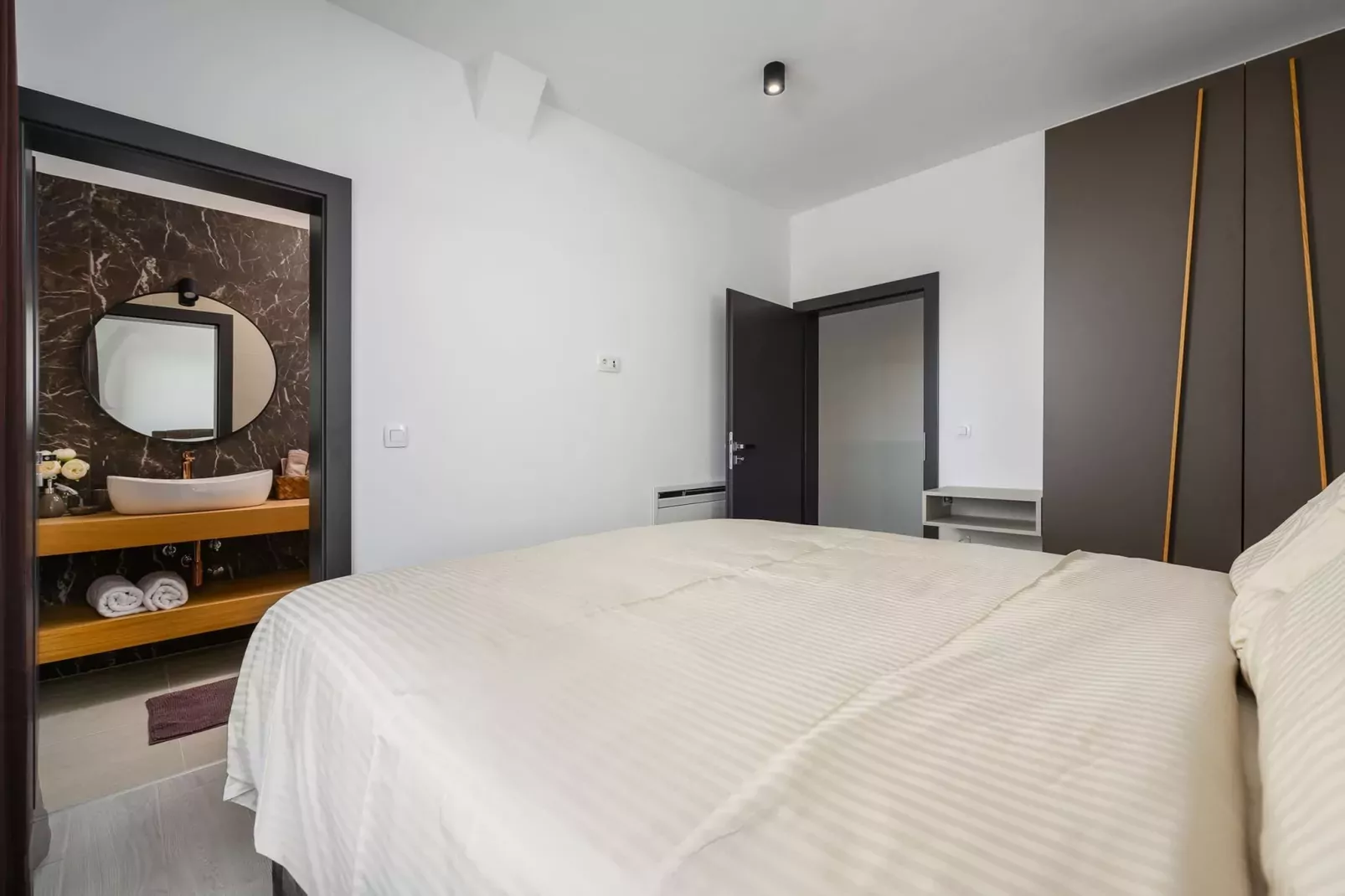 Villa de la Vie with Heated Swimming Pool-Slaapkamer