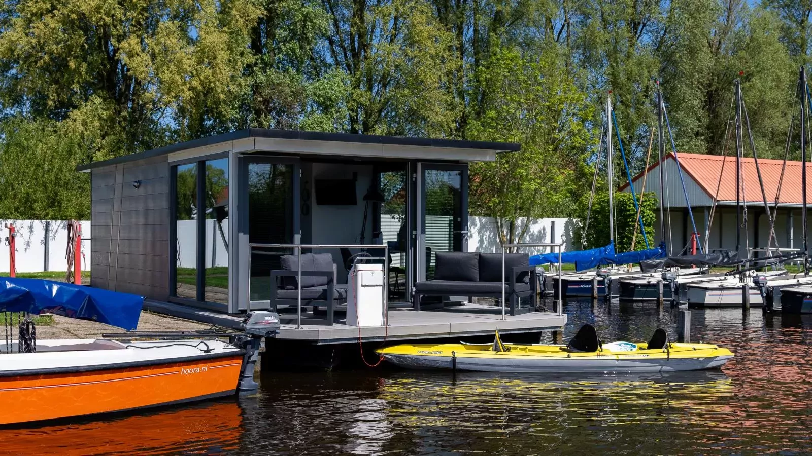 Floating in Heeg-Buitenkant zomer